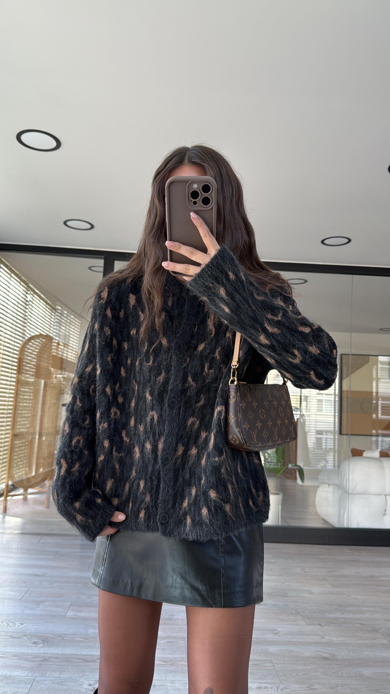 Siyah Bej Benekli Ön Düğmeli Sakallı Hırka 