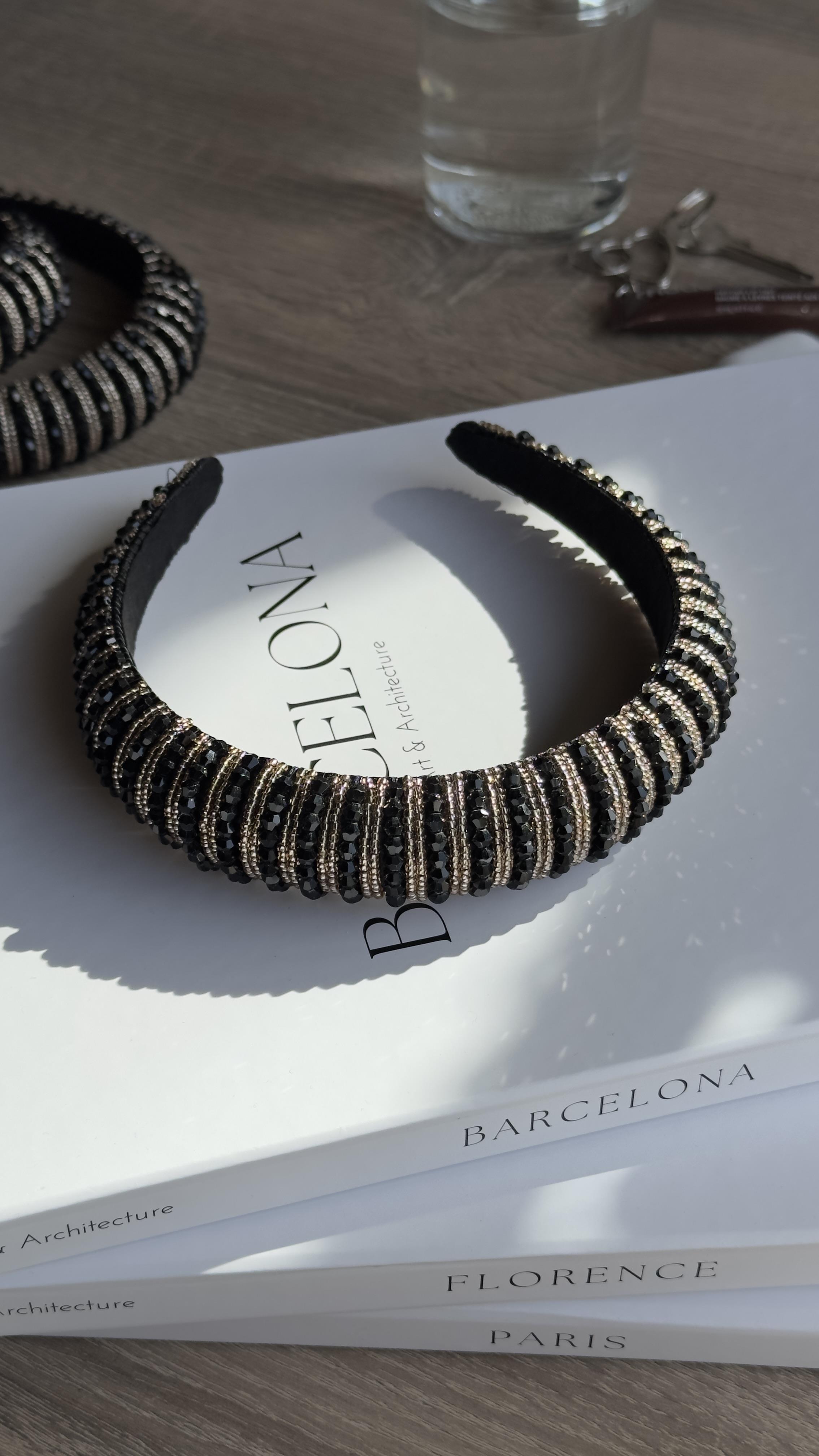 Siyah Bej Taşlı Dolgulu Taç