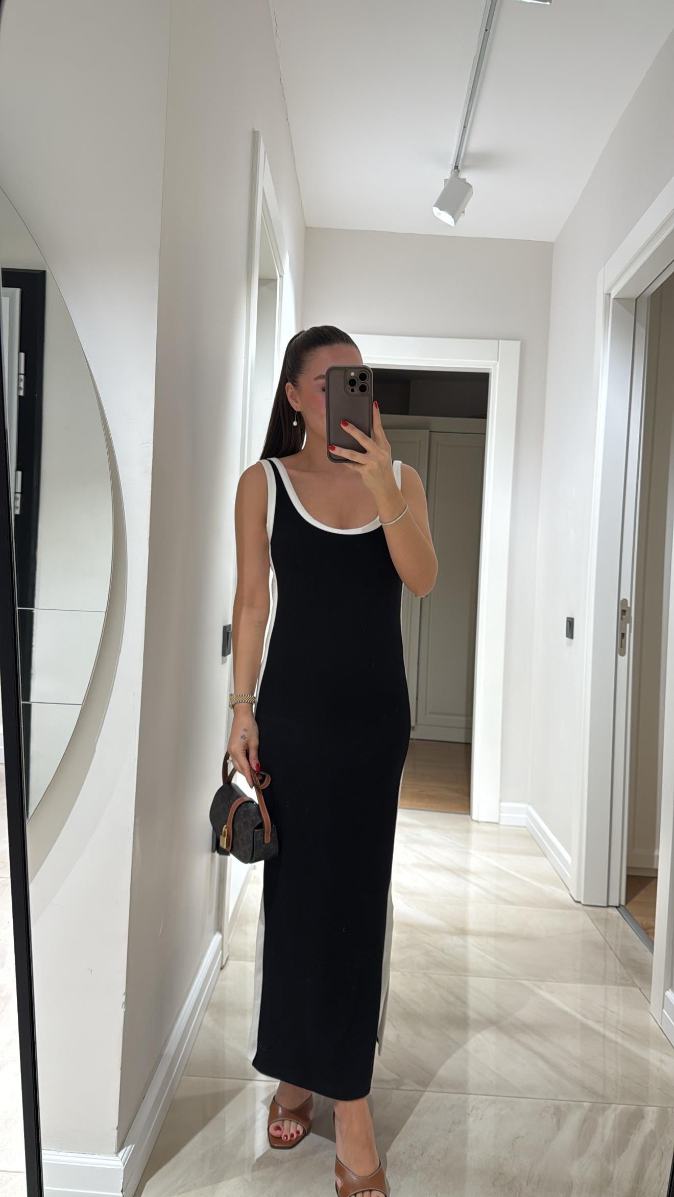 Siyah Beyaz Biyeli Marka Model Yırtmaçlı Midi Boy Elbise