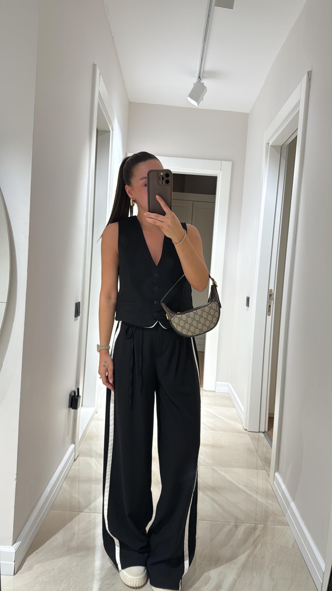 Siyah Beyaz Çizgi Detaylı Yelek Pantolon Takım 