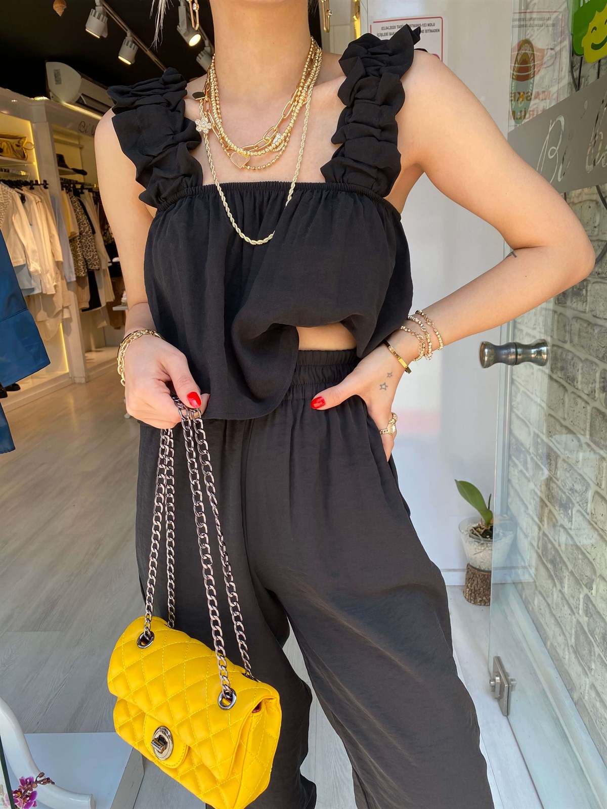 Siyah Büzgü Detaylı Askılı Bluz