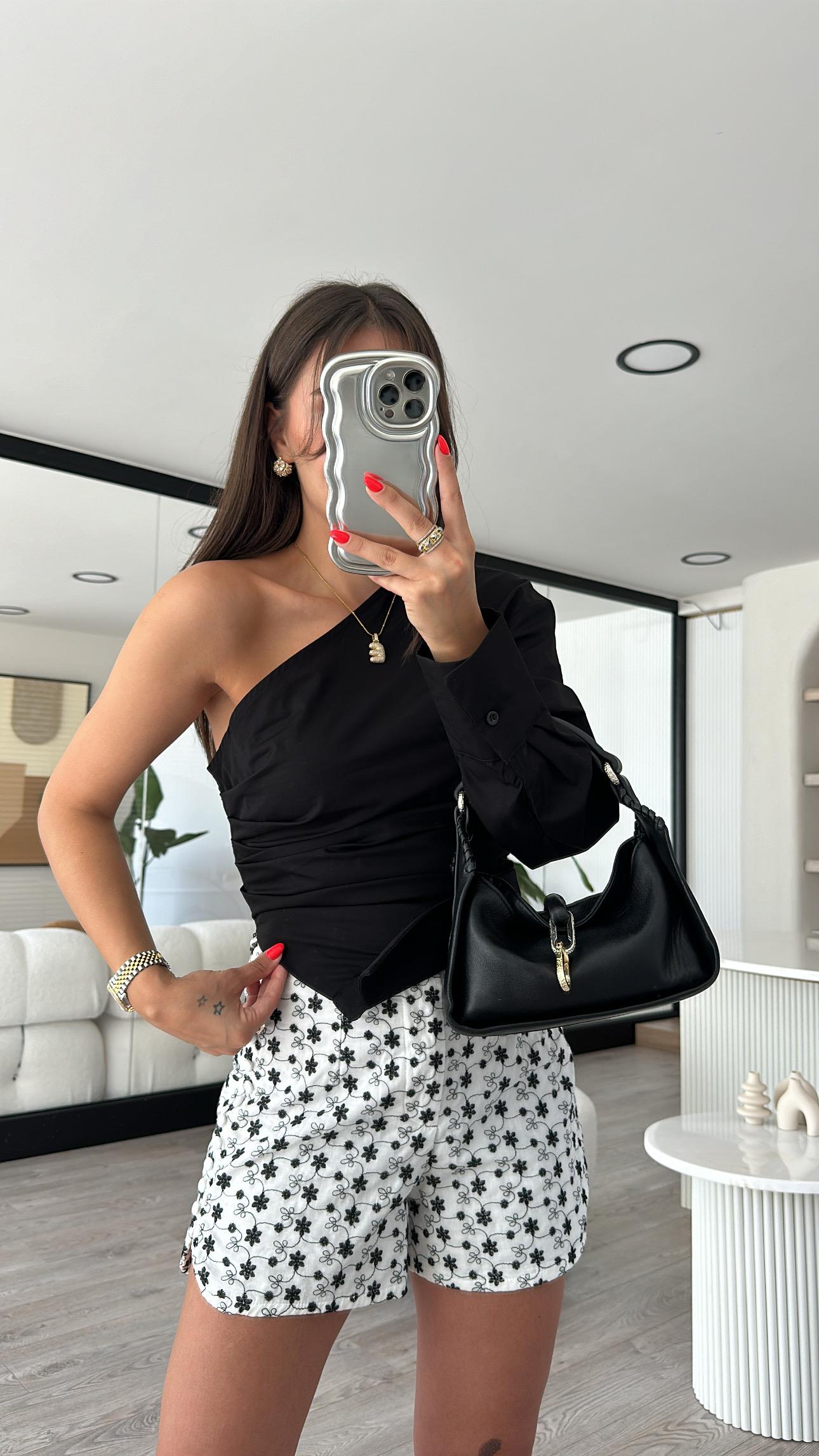 Siyah Büzgülü Ters Yaka Detaylı Tel Kol Gömlek 