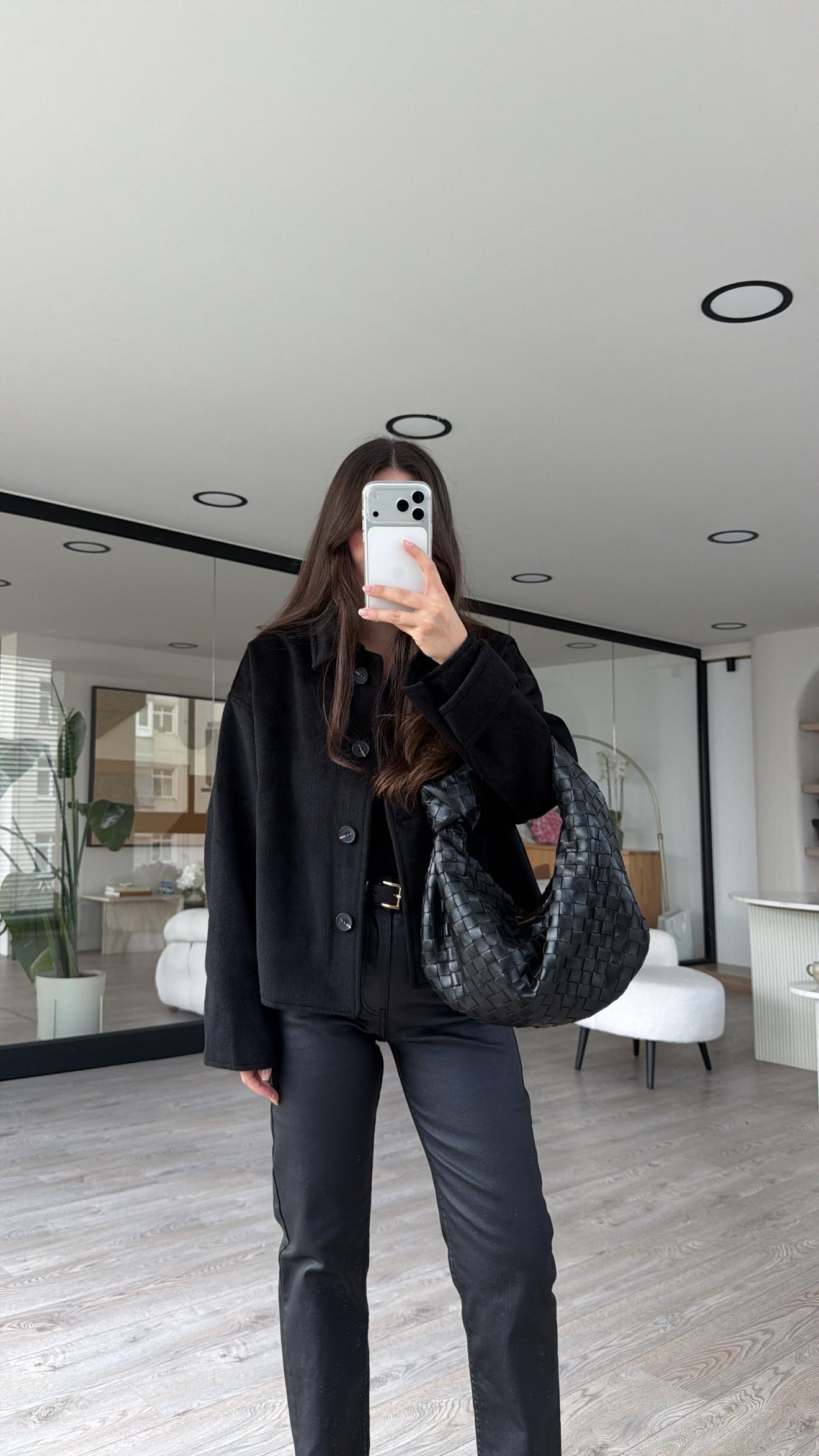 Siyah Cep Detaylı Kısa Kaşe Marka Model Ceket 