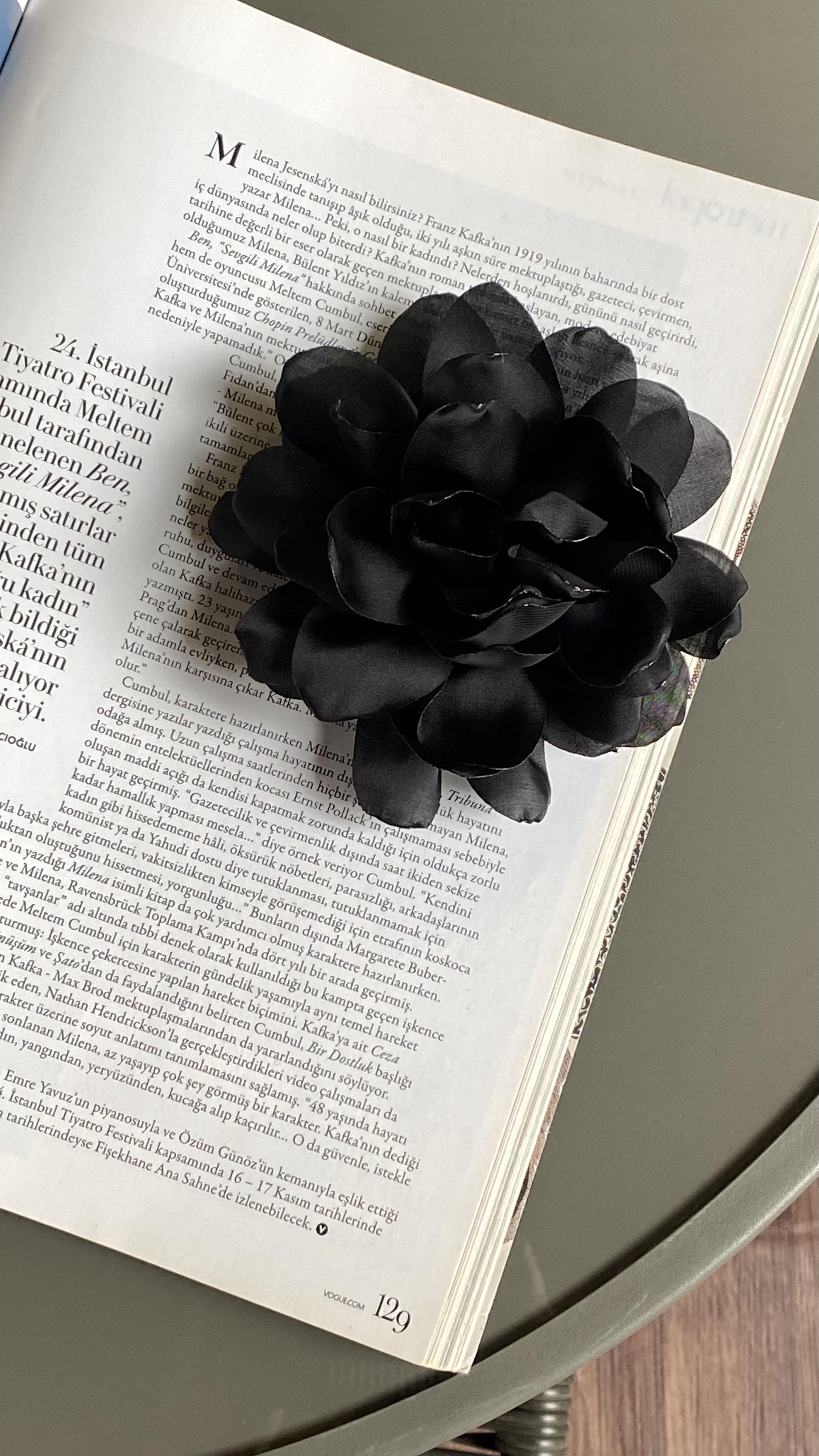 Siyah Çiçek Model Büyük Broş