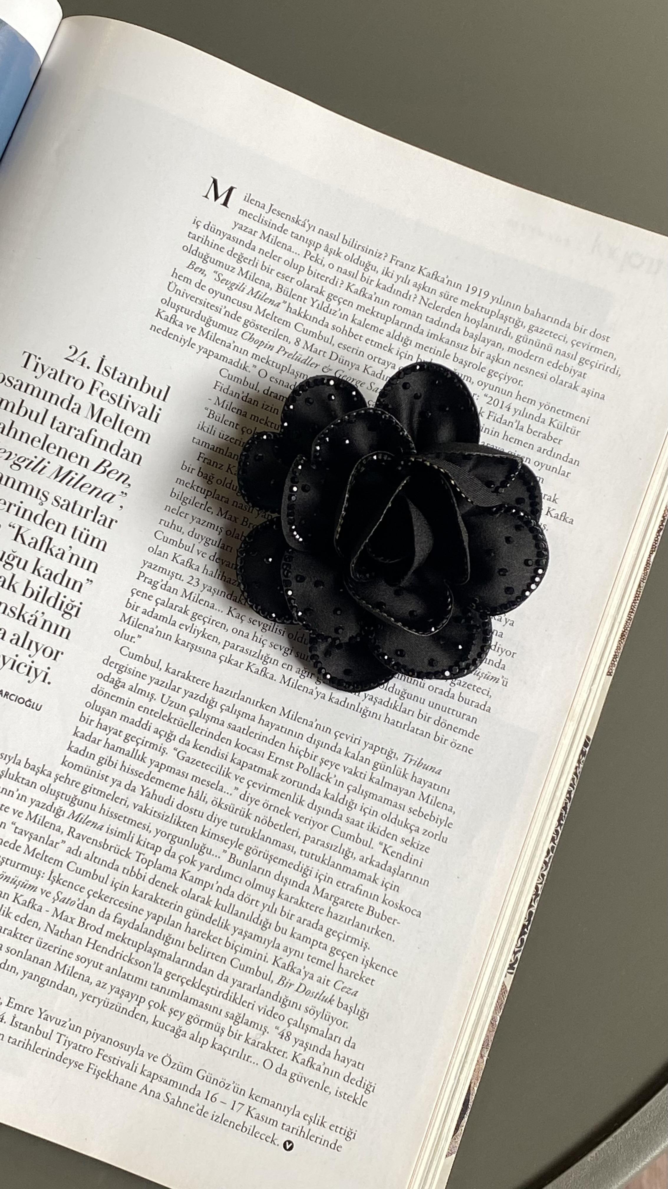 Siyah Çiçek Model Taşlı Broş