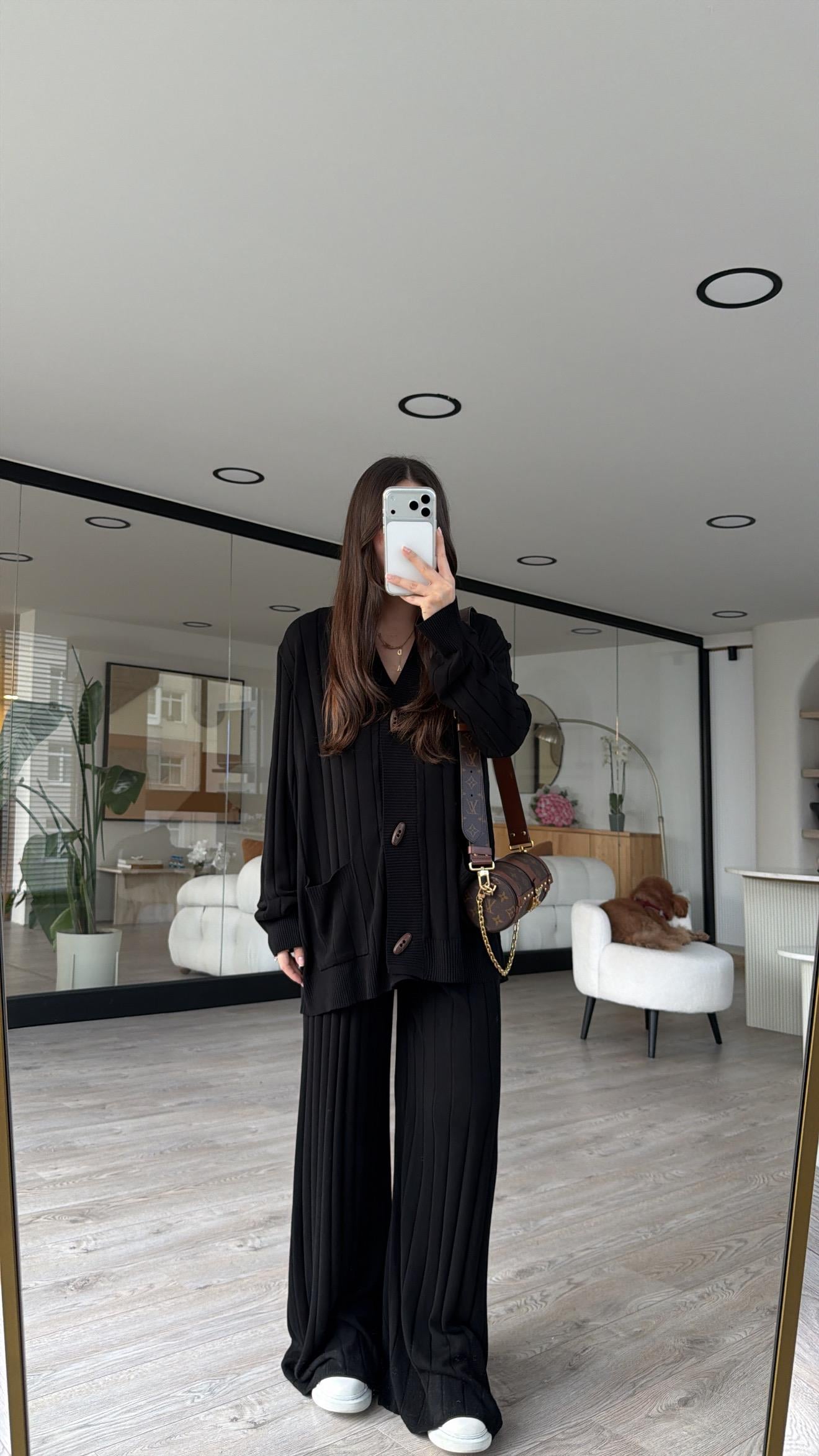 Siyah Düğme Detaylı Cepli Triko Hırka Takım