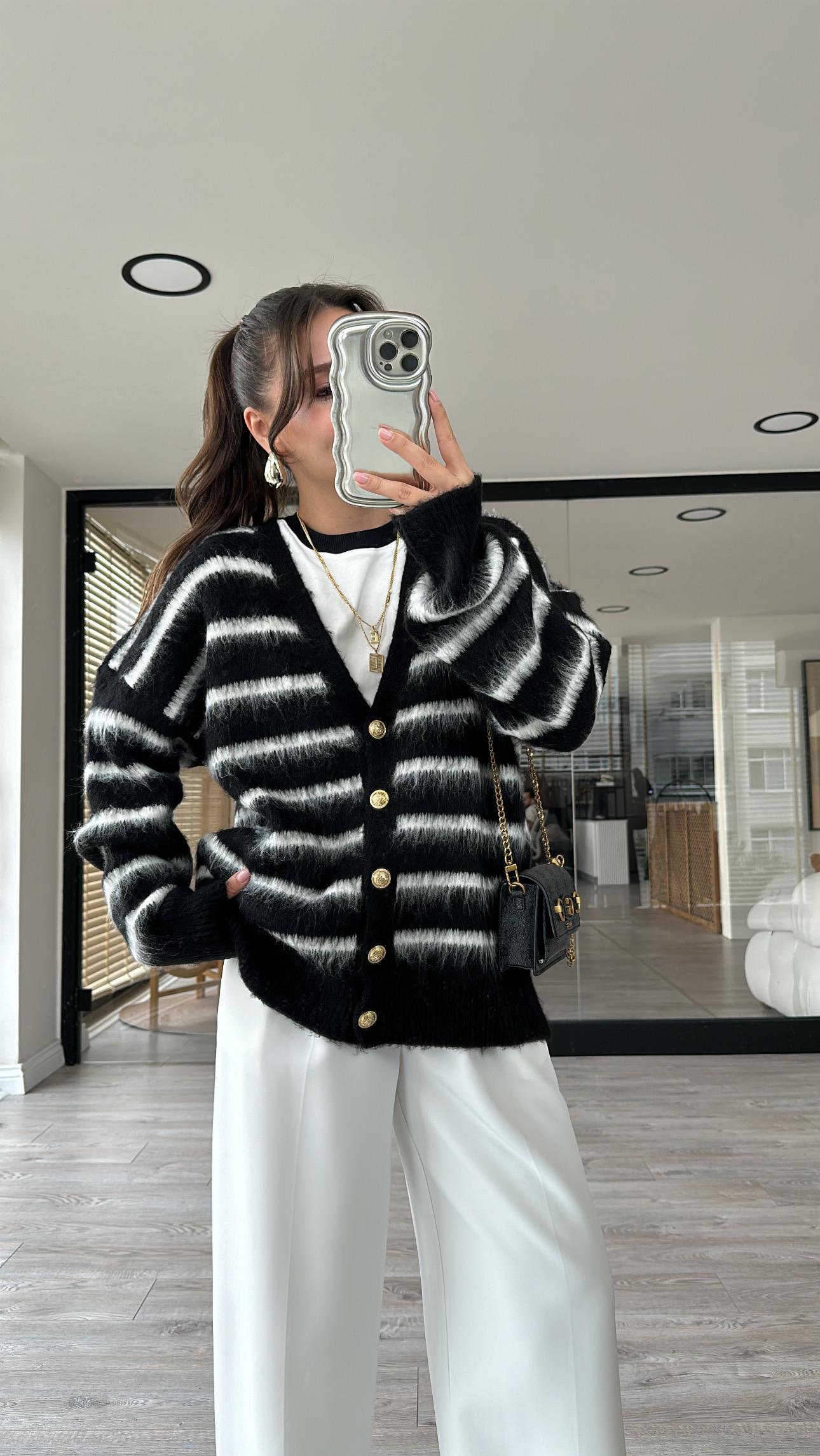 Siyah Ekru Çizgili Gold Düğmeli Marka Model Hırka 