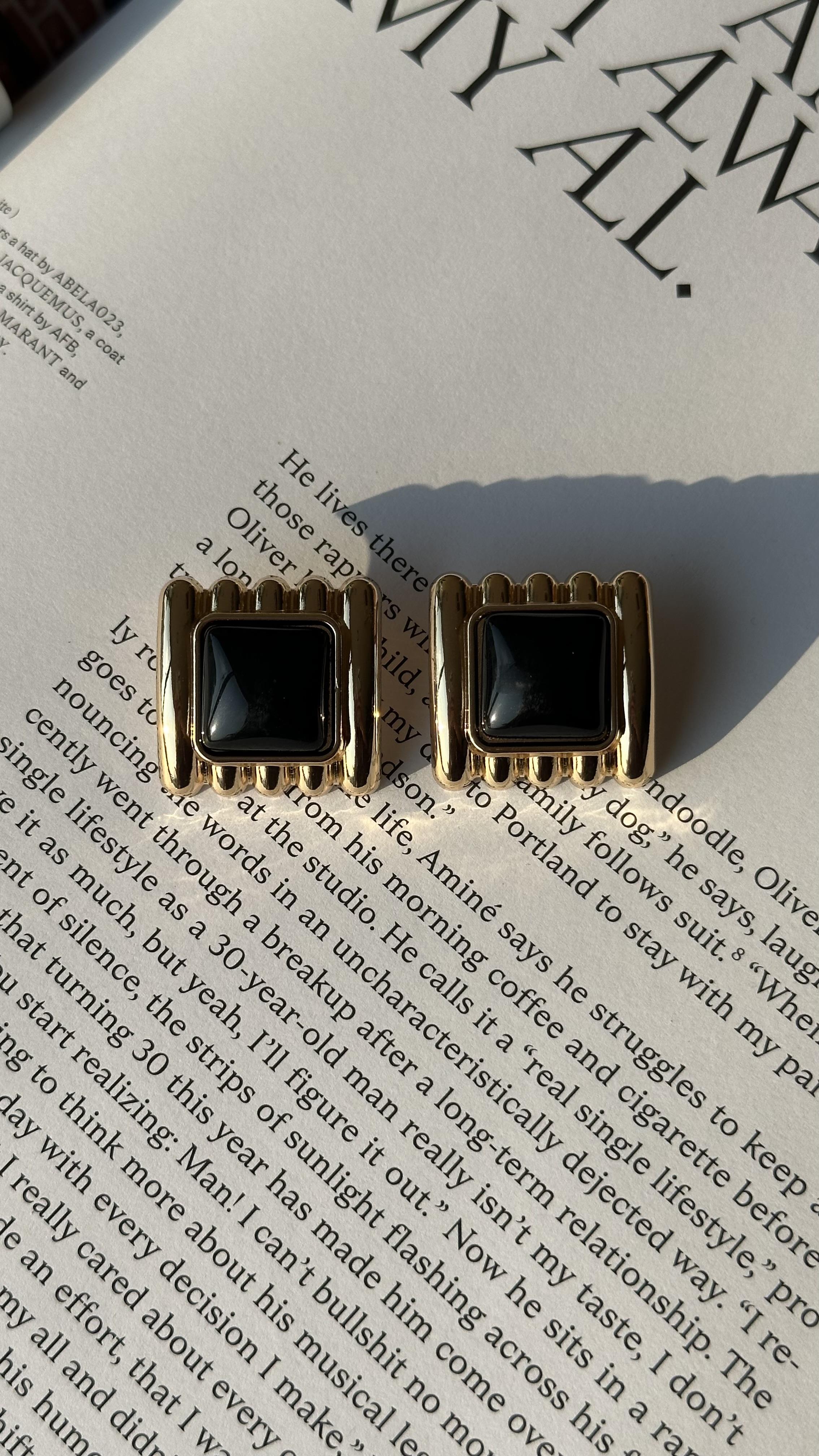 Siyah Gold Detaylı Kare Küpe