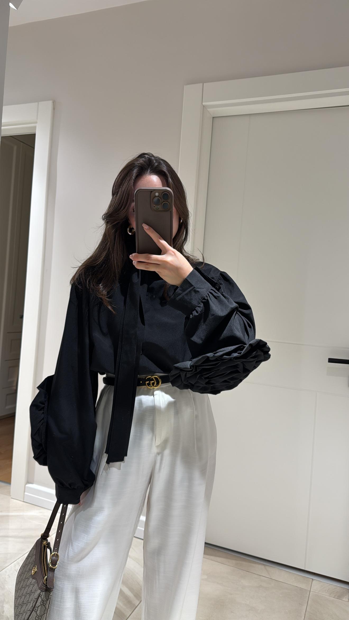 Siyah Gül Detaylı Yaka Bağlamalı Marka Model Gömlek