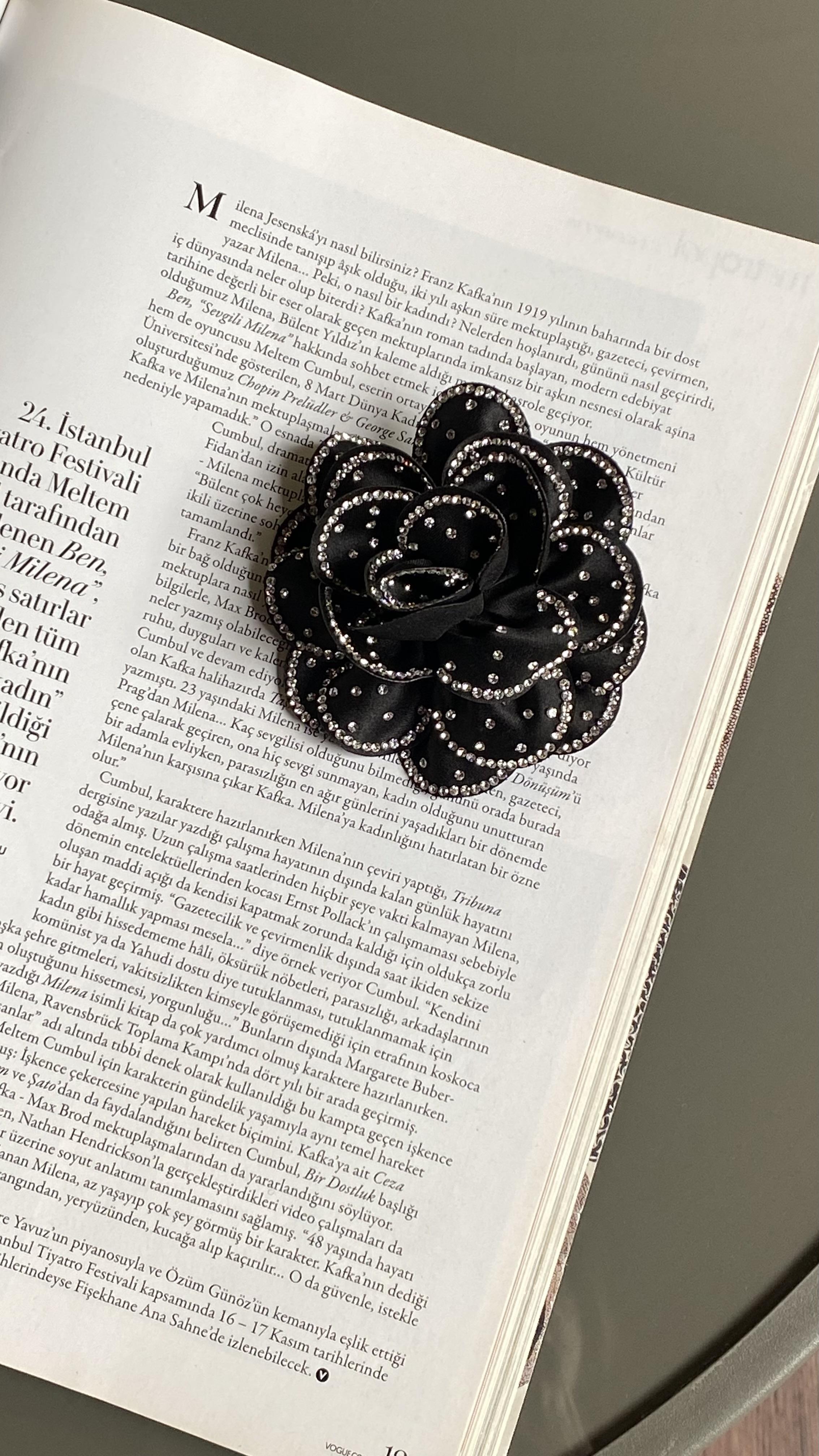 Siyah Gümüş Taşlı Çiçek Model Broş