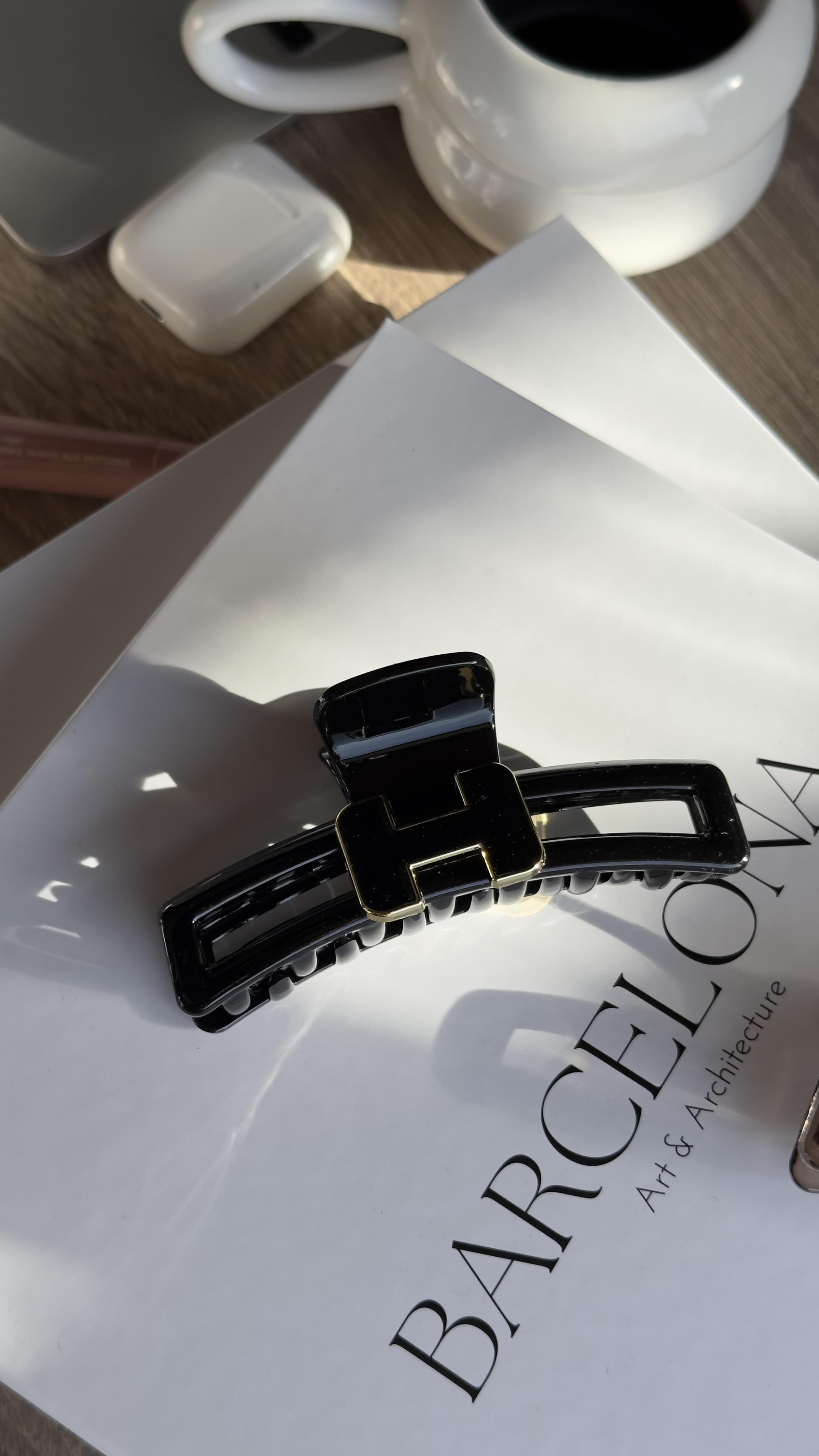 Siyah Harf Detaylı Kıskaçlı Toka