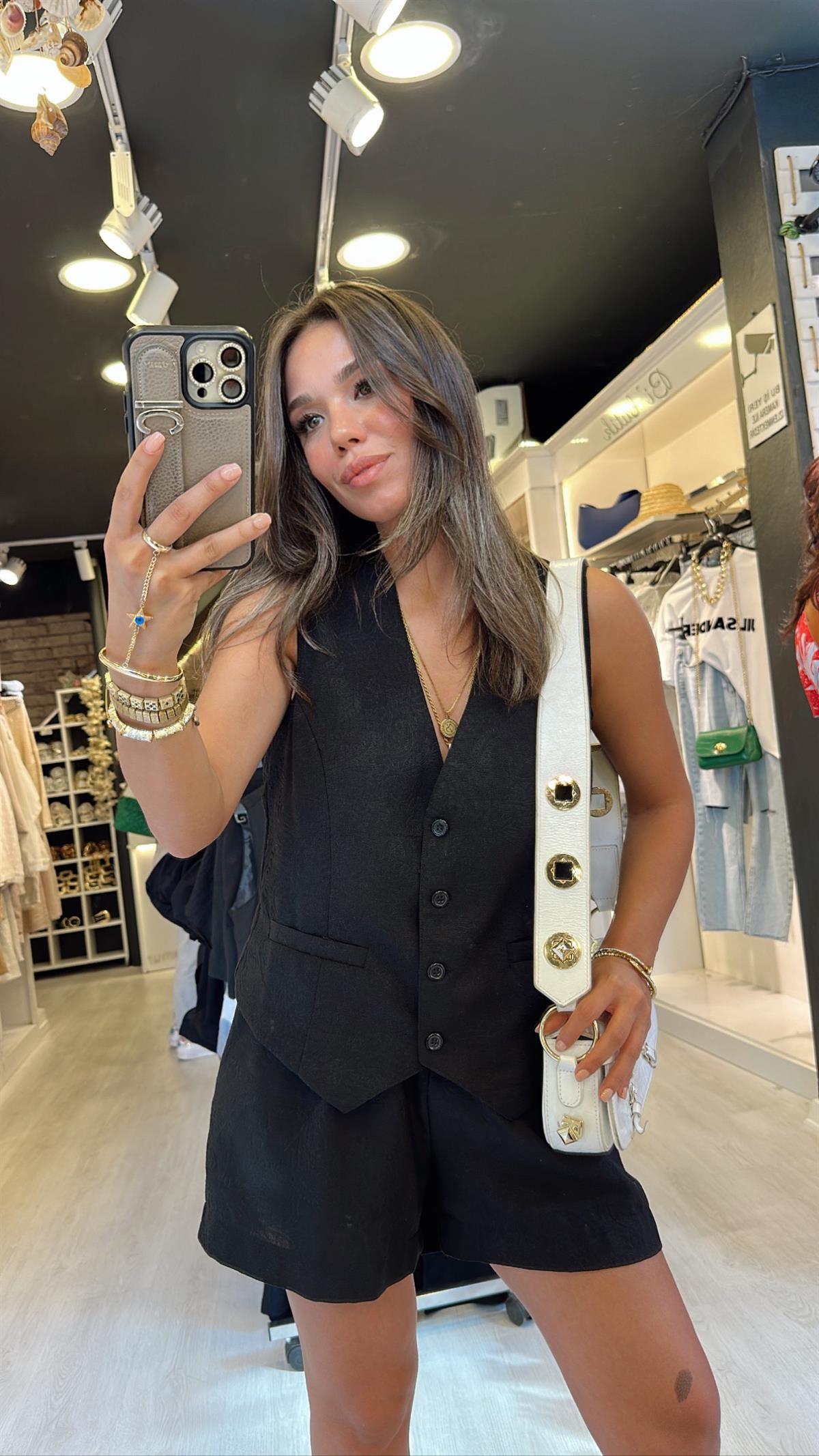 Siyah Kabartma Desenli Yelekli Şortlu Takım