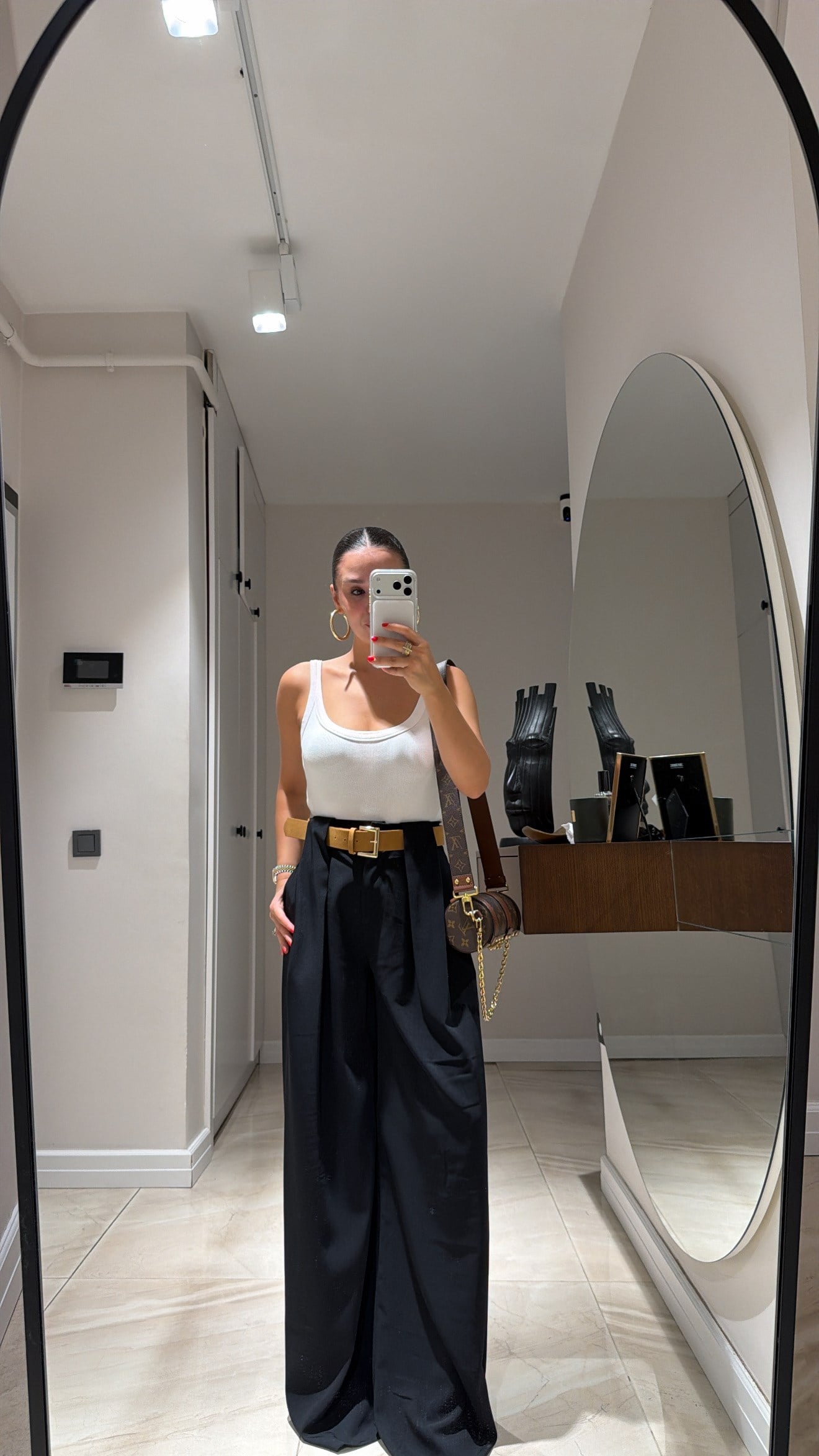Siyah Köprü Detaylı Kemerli Pantolon