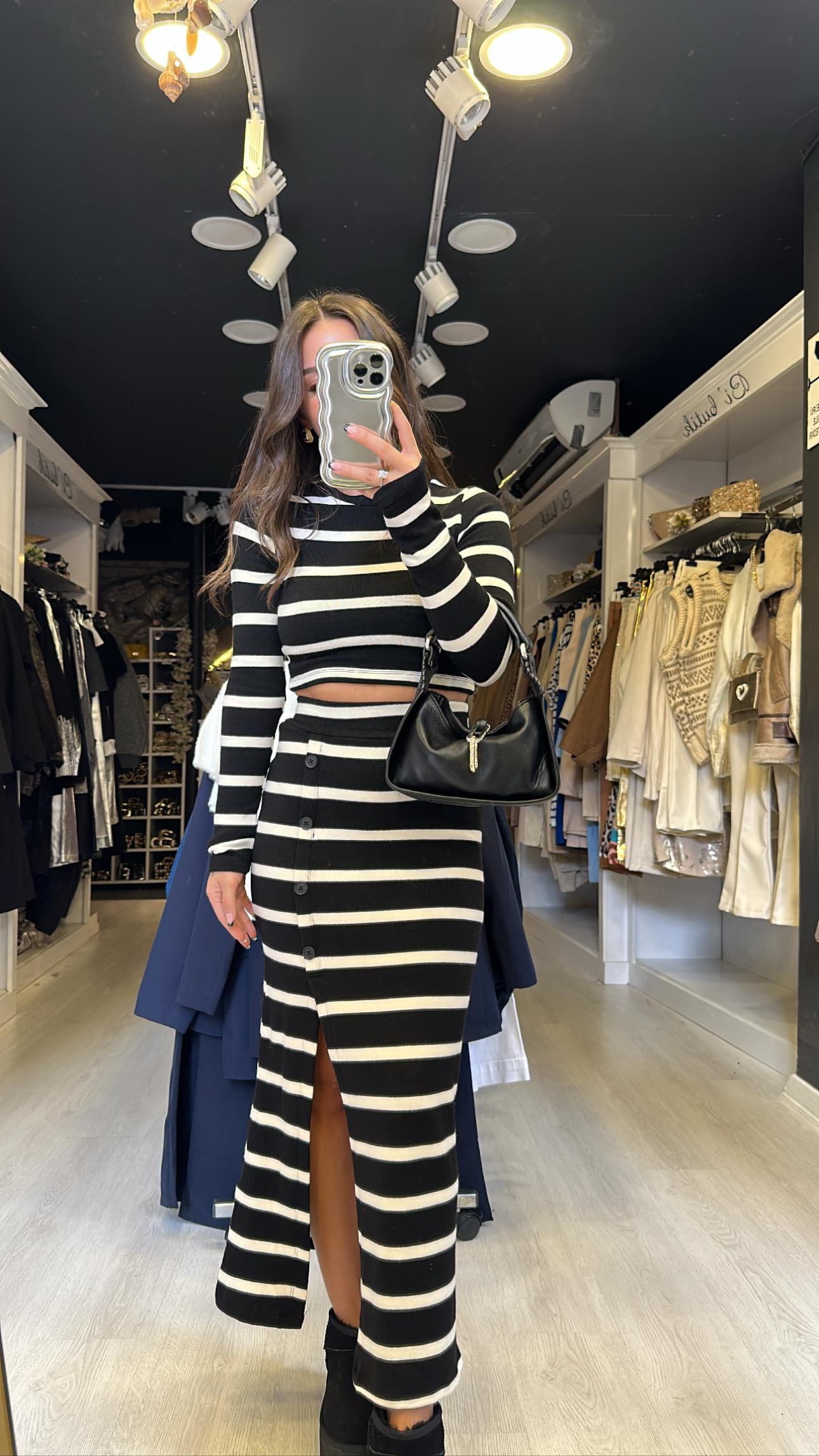 Siyah Beyaz Çizgili Yırtmaçlı Midi Boy Etek Takım