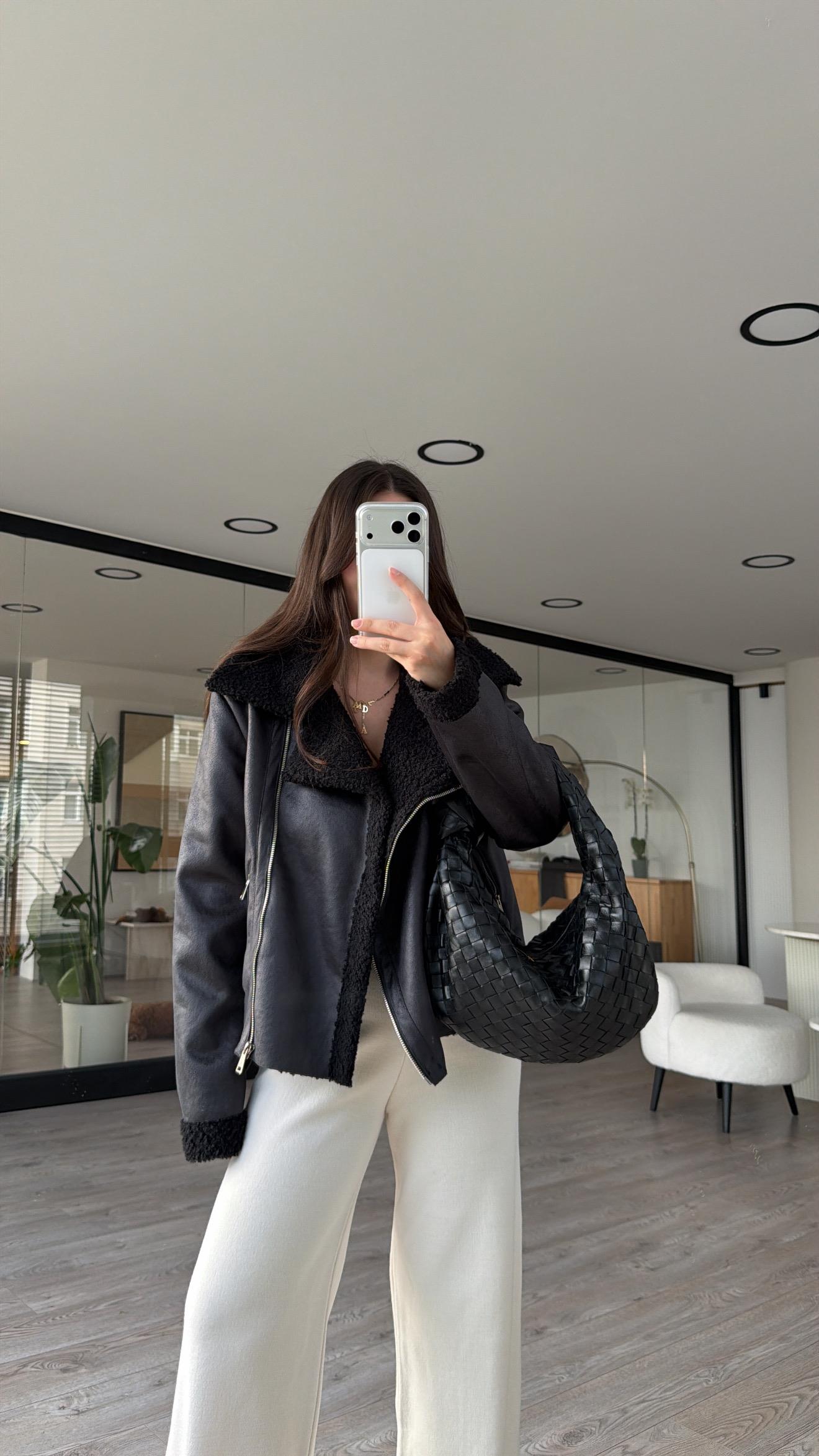 Siyah Kürklü Yaka Fermuarlı Marka Model Ceket