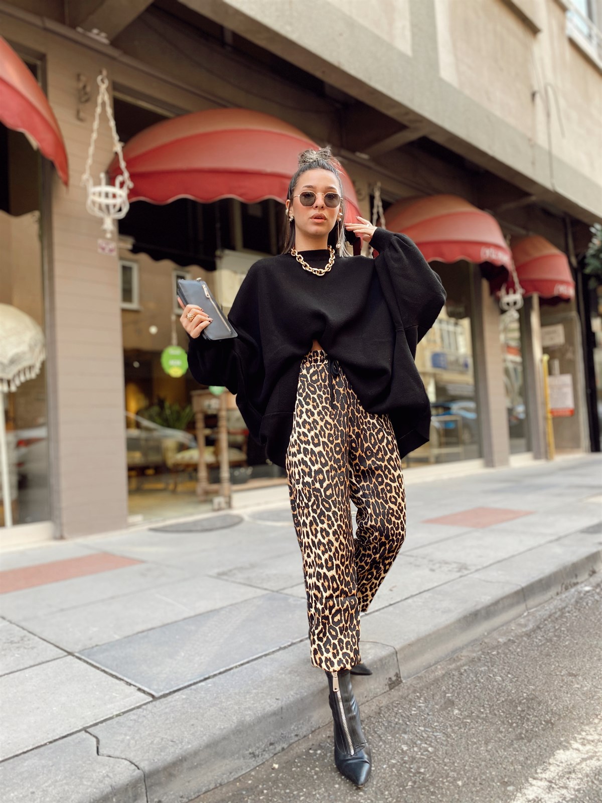 Siyah Leopar Desenli Paça Lastikli Pantolon