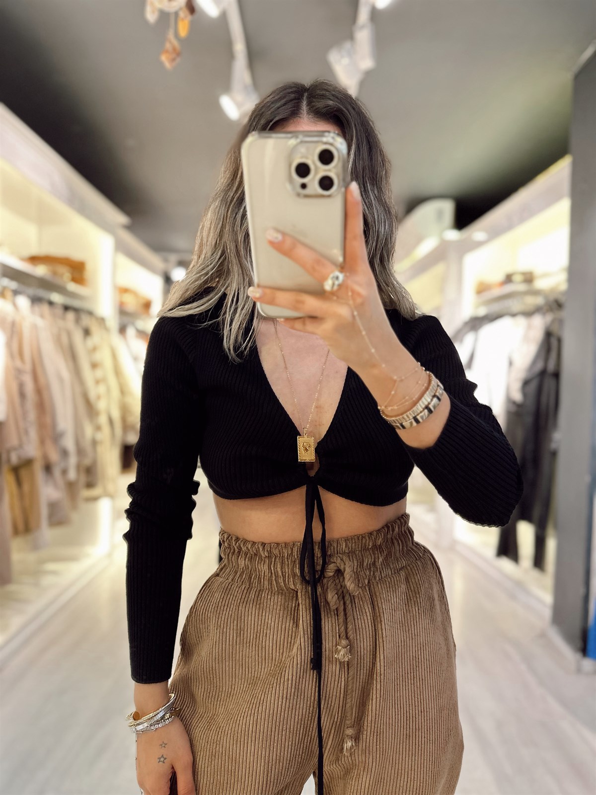 Siyah Ön Bağcık Detaylı Crop Hırka