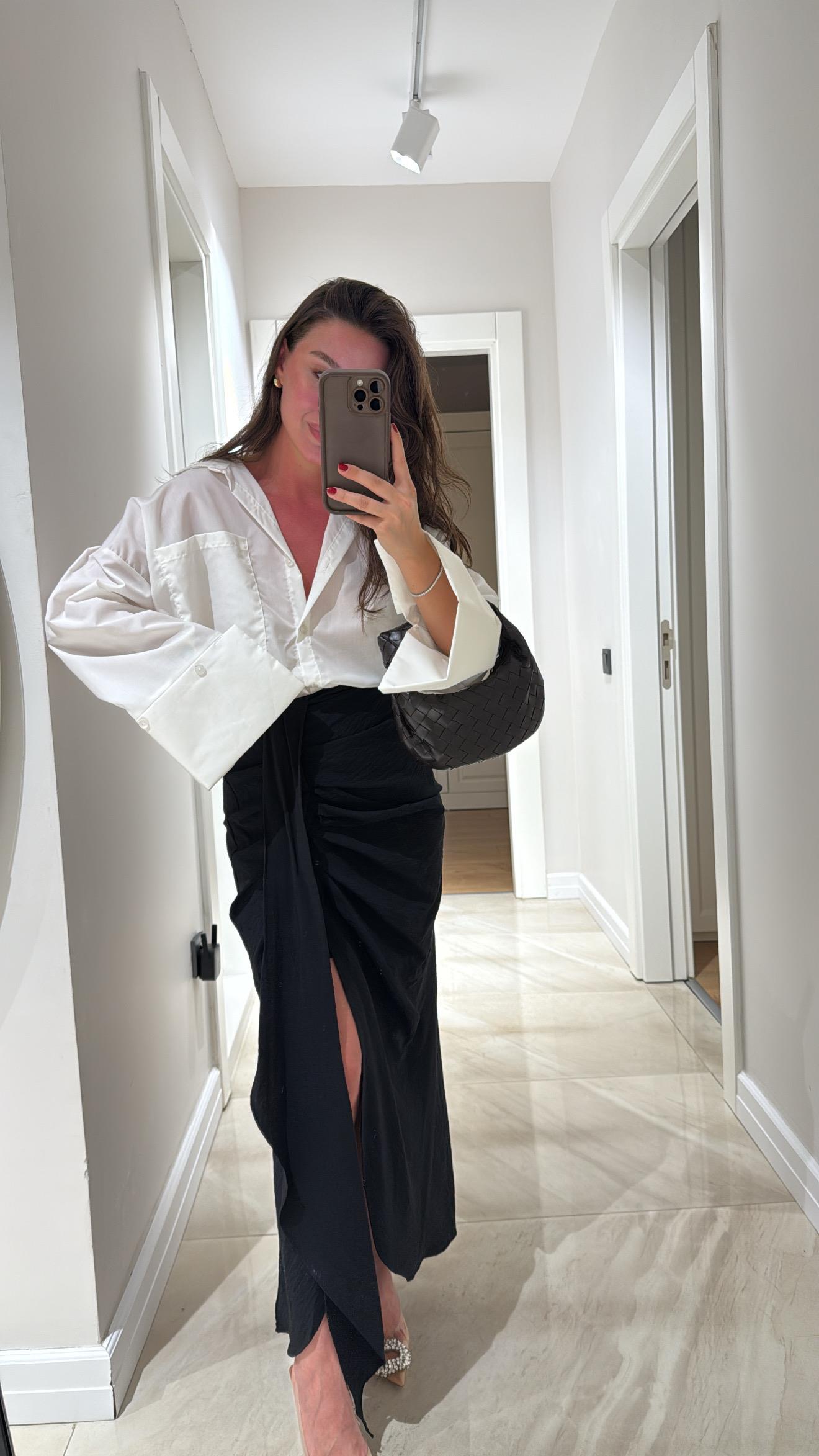 Siyah Ön Büzgülü Yırtmaçlı Etek