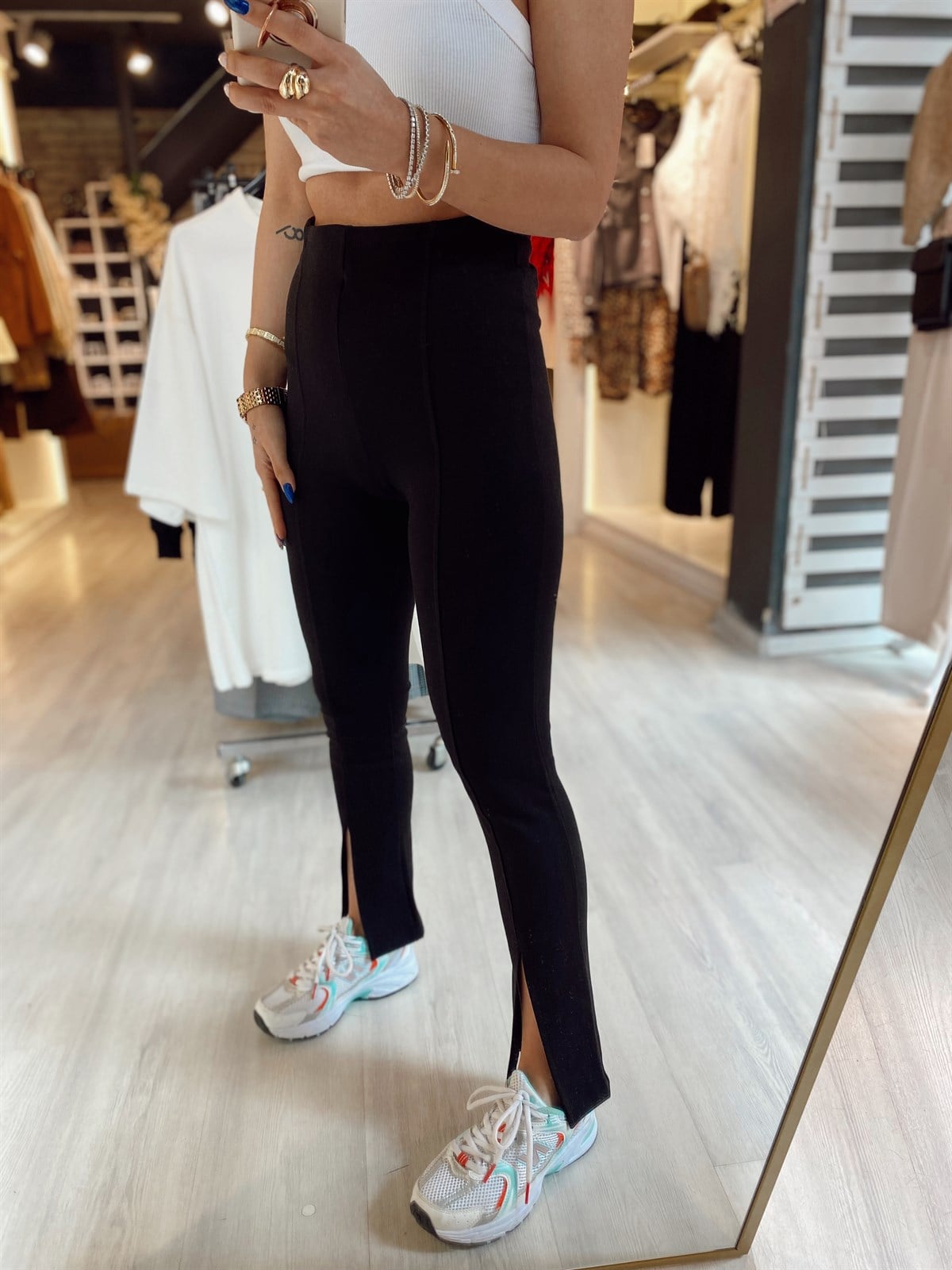 Siyah Ön Dikiş Detaylı  Paça Yırtmaçlı Tayt 