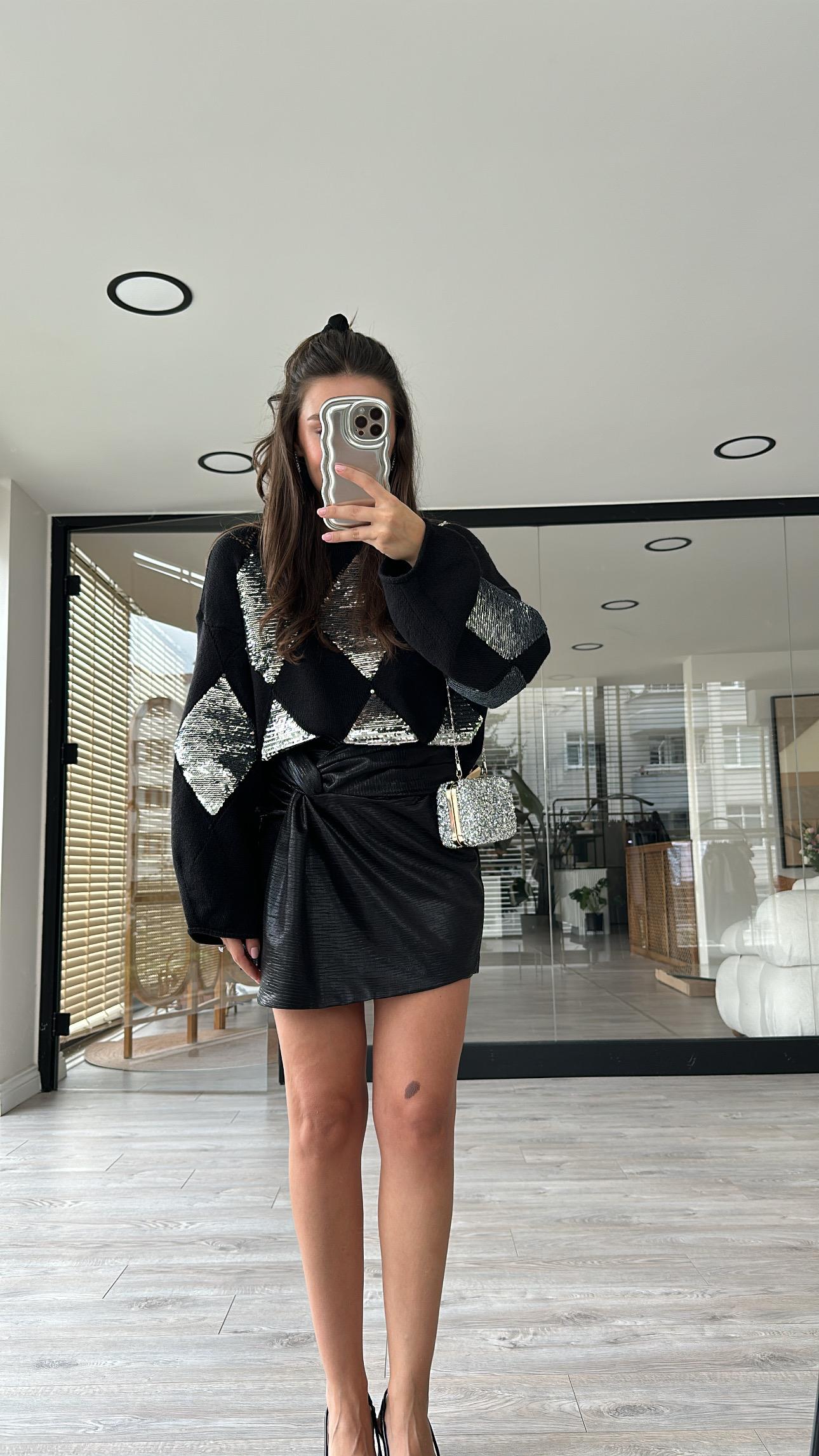 Siyah Ön Düğüm Detaylı Şort Etek