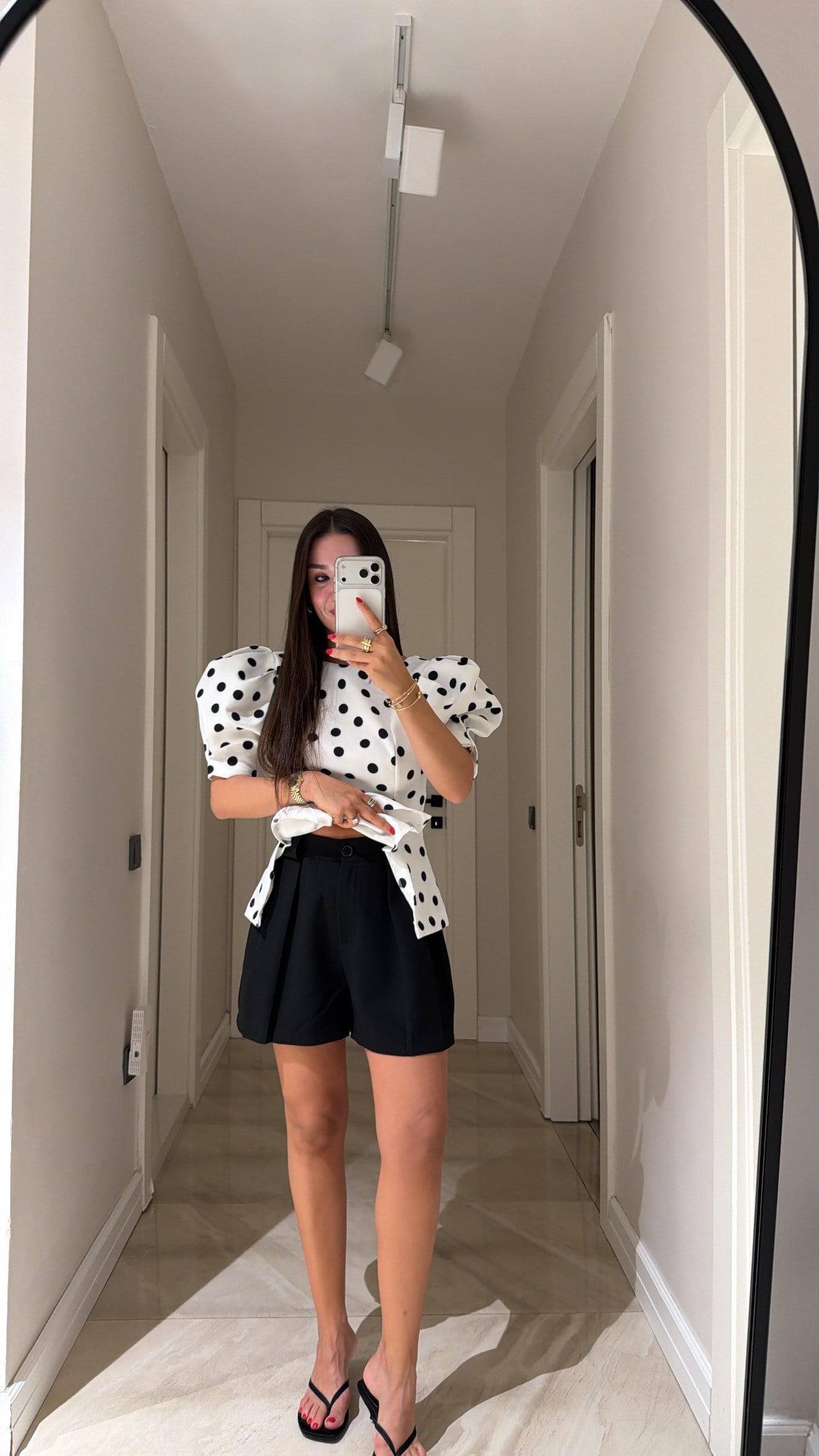 Siyah Ön Pileli Kemerli Şort