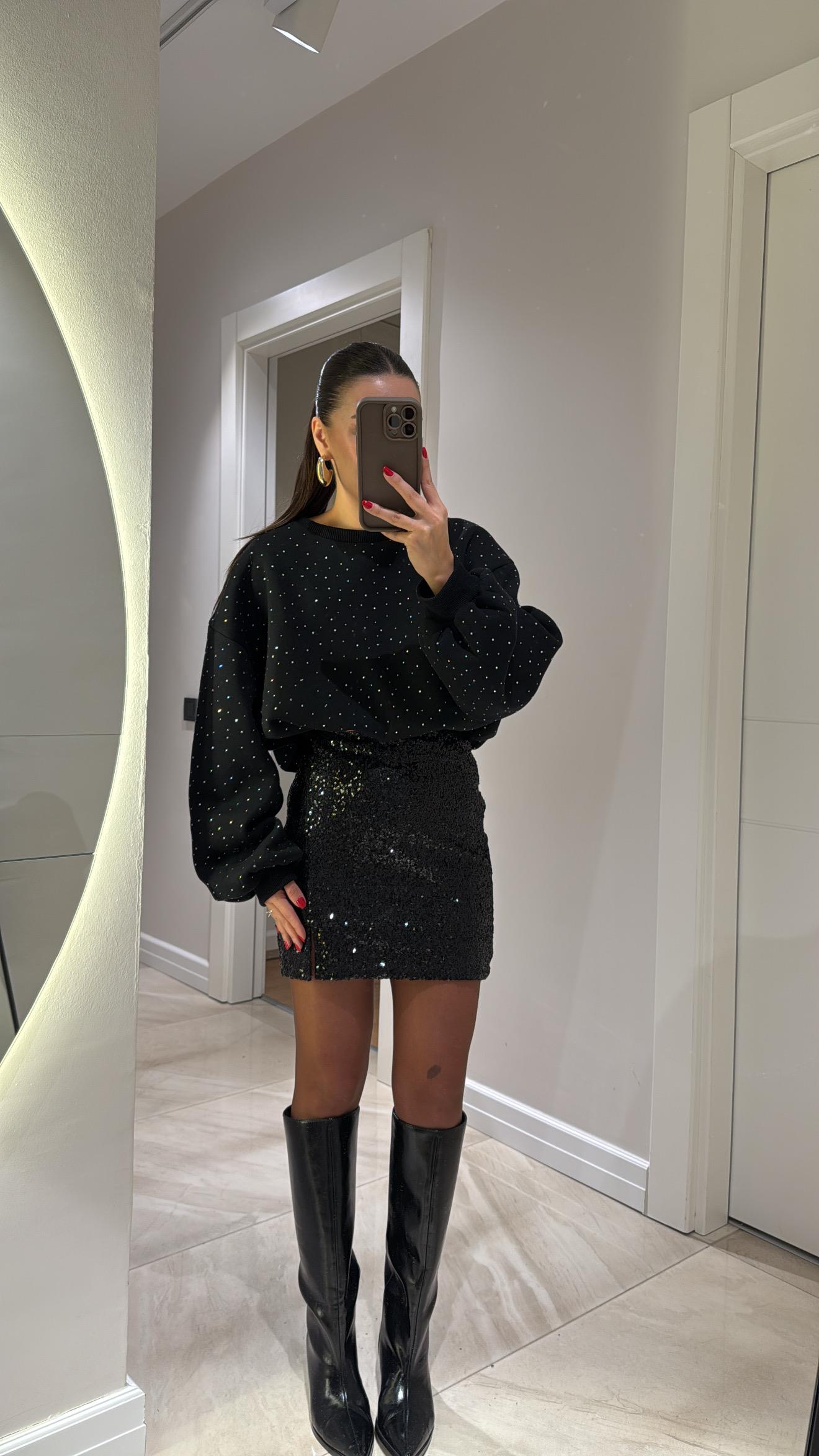 Siyah Ön Yırtmaçlı Pullu Etek 
