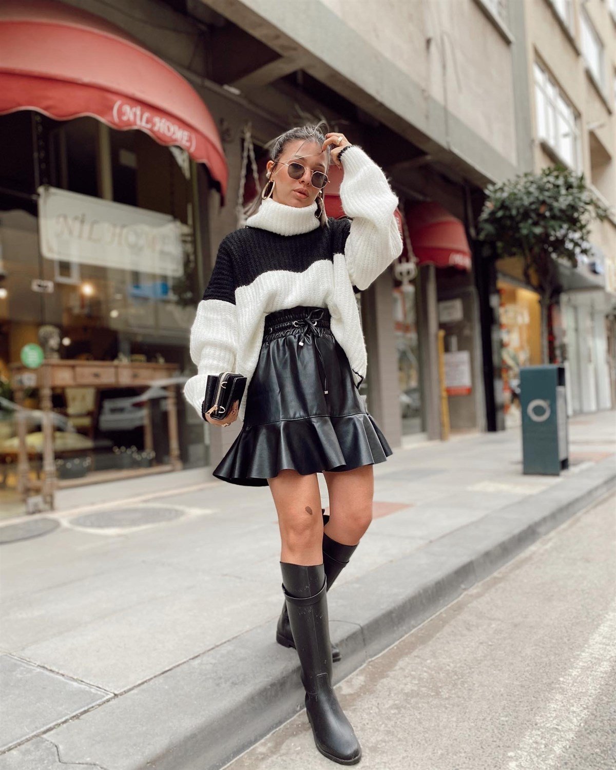 Siyah Pileli Deri Etek