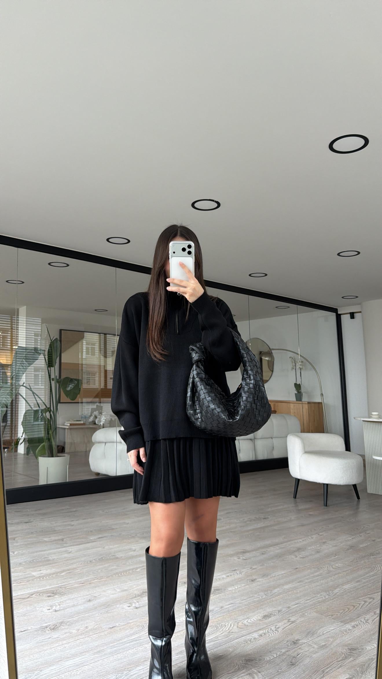 Siyah Pileli Etekli Triko Takım