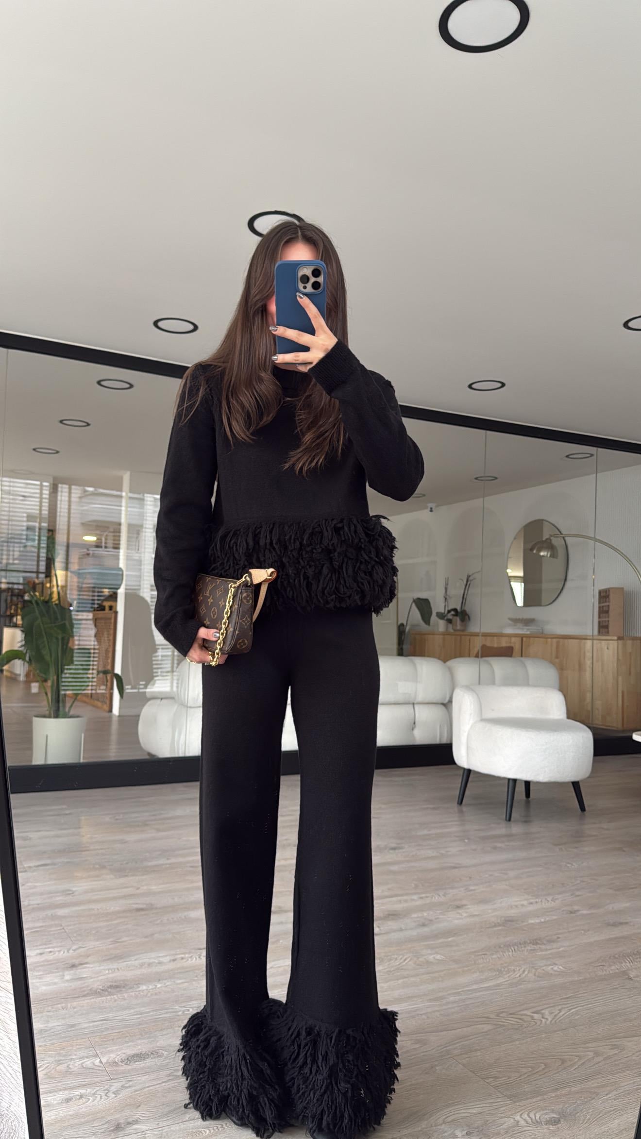 Siyah Püsküllü Triko Takım