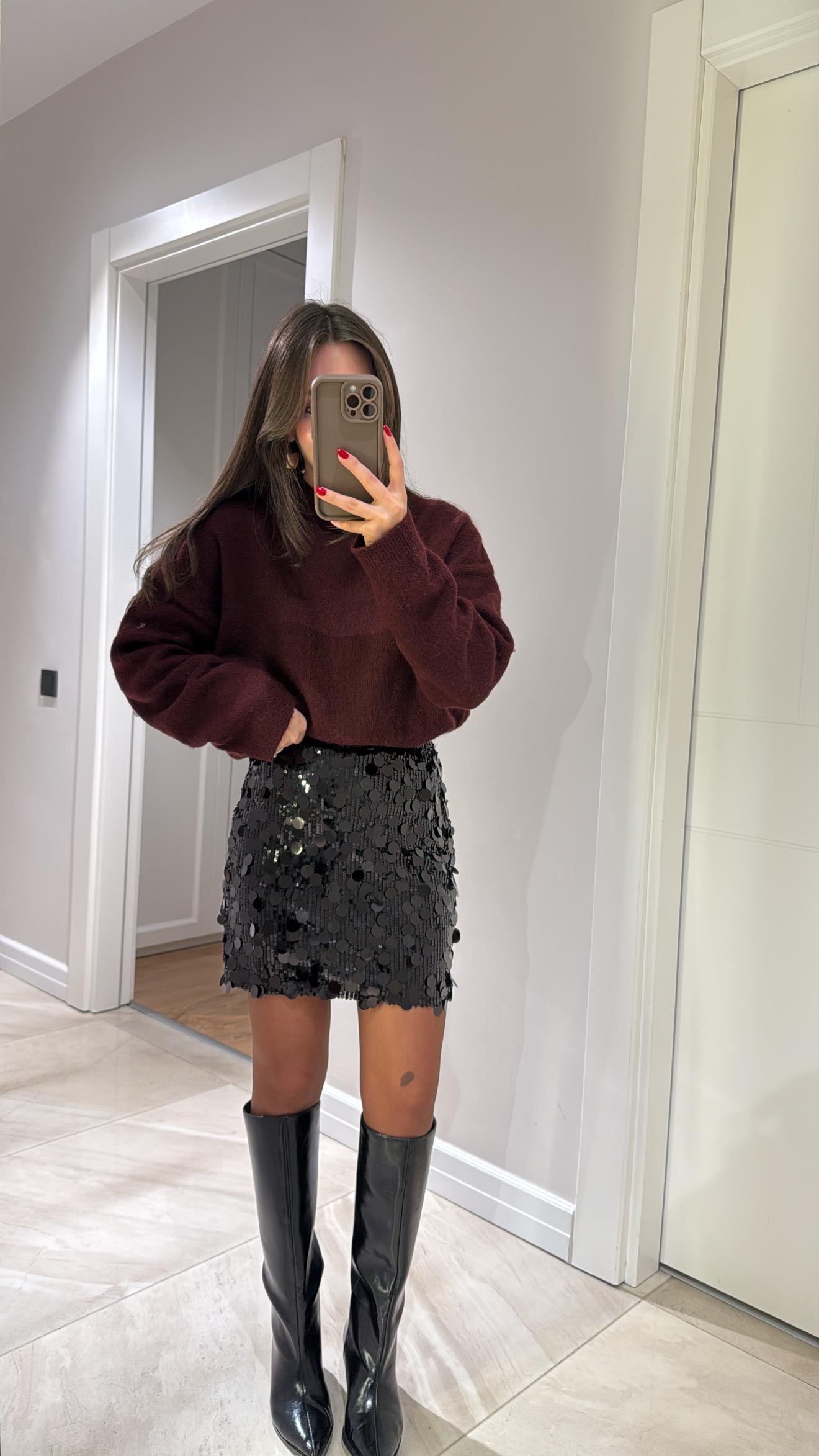 Siyah Renk Büyük Payetli Marka Model Etek 