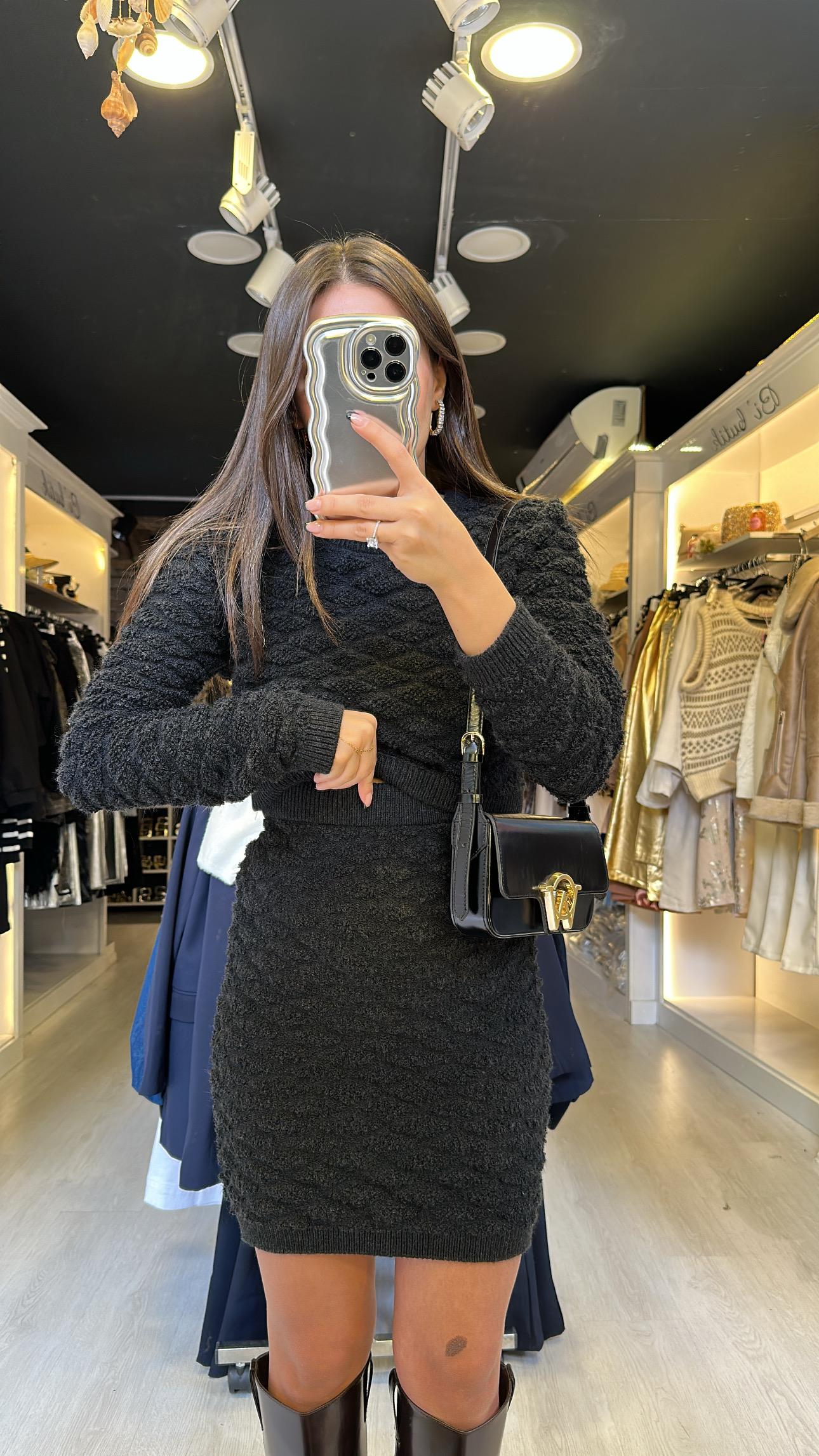 Siyah Renk Kabartma Desenli Triko Etek