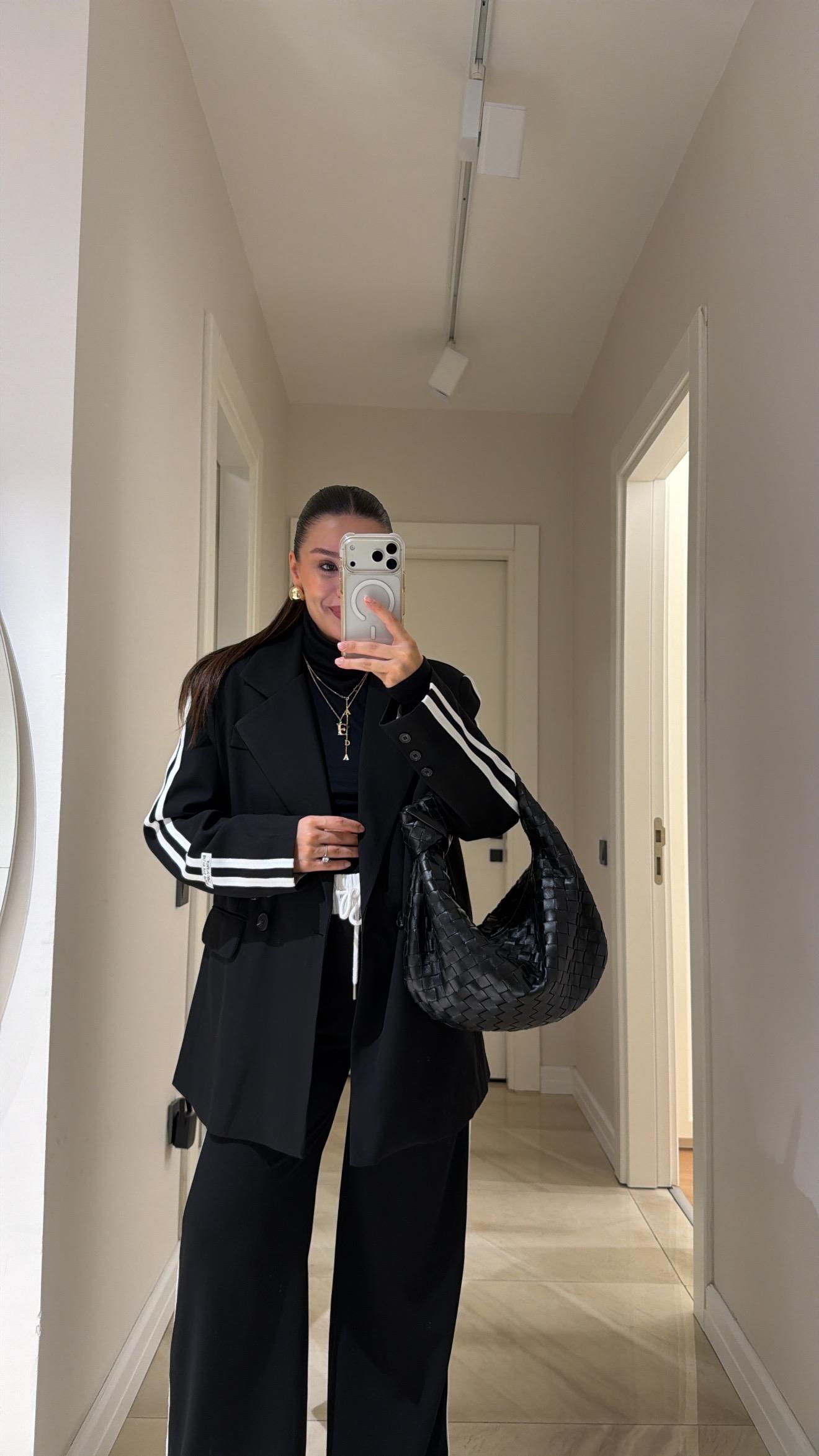 Siyah Şerit Detaylı Arka Düğmeli Blazer Ceket