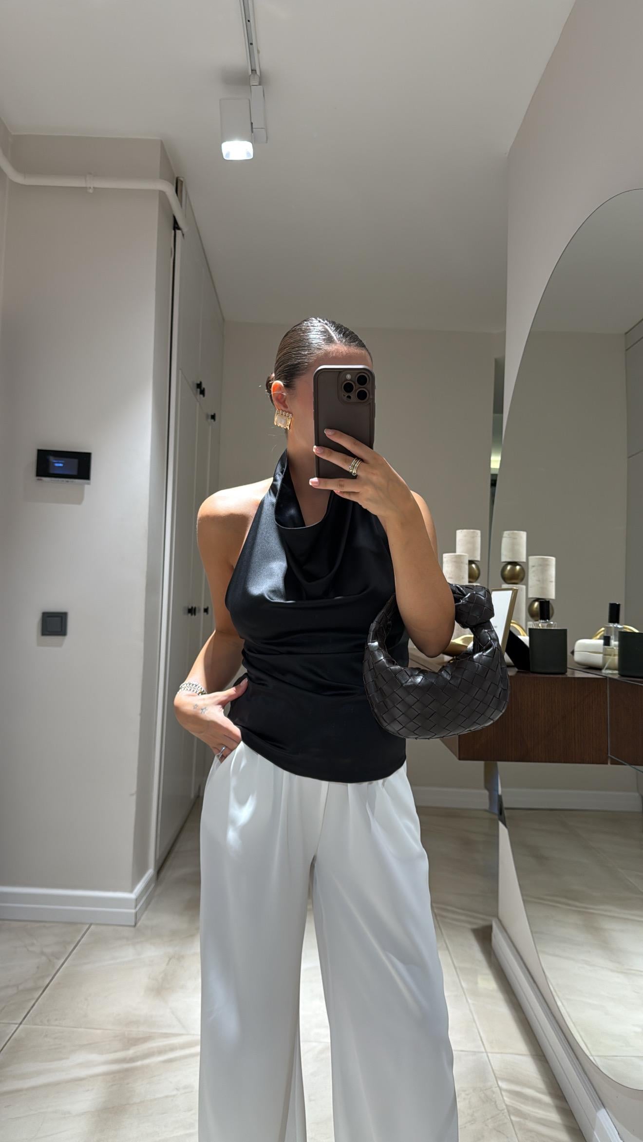 Siyah Sırtı Açık Degaje Yaka Saten Bluz