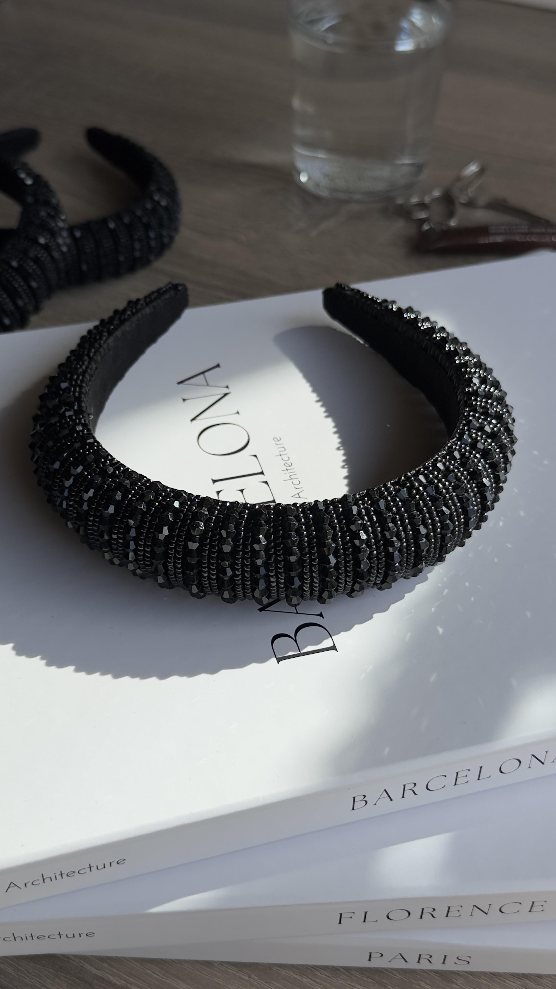 Siyah Taşlı Dolgulu Taç