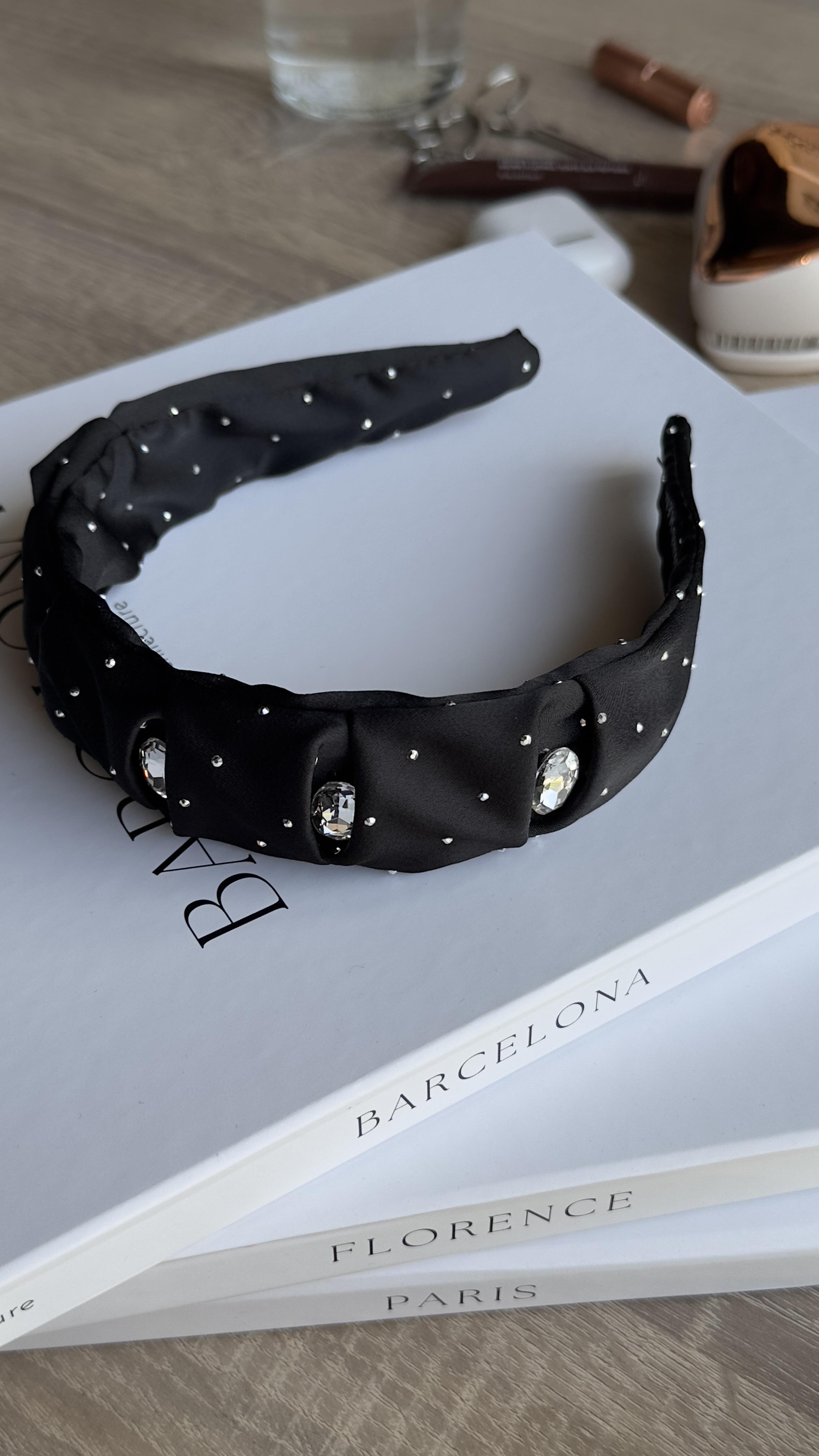 Siyah Taşlı Saten Taç