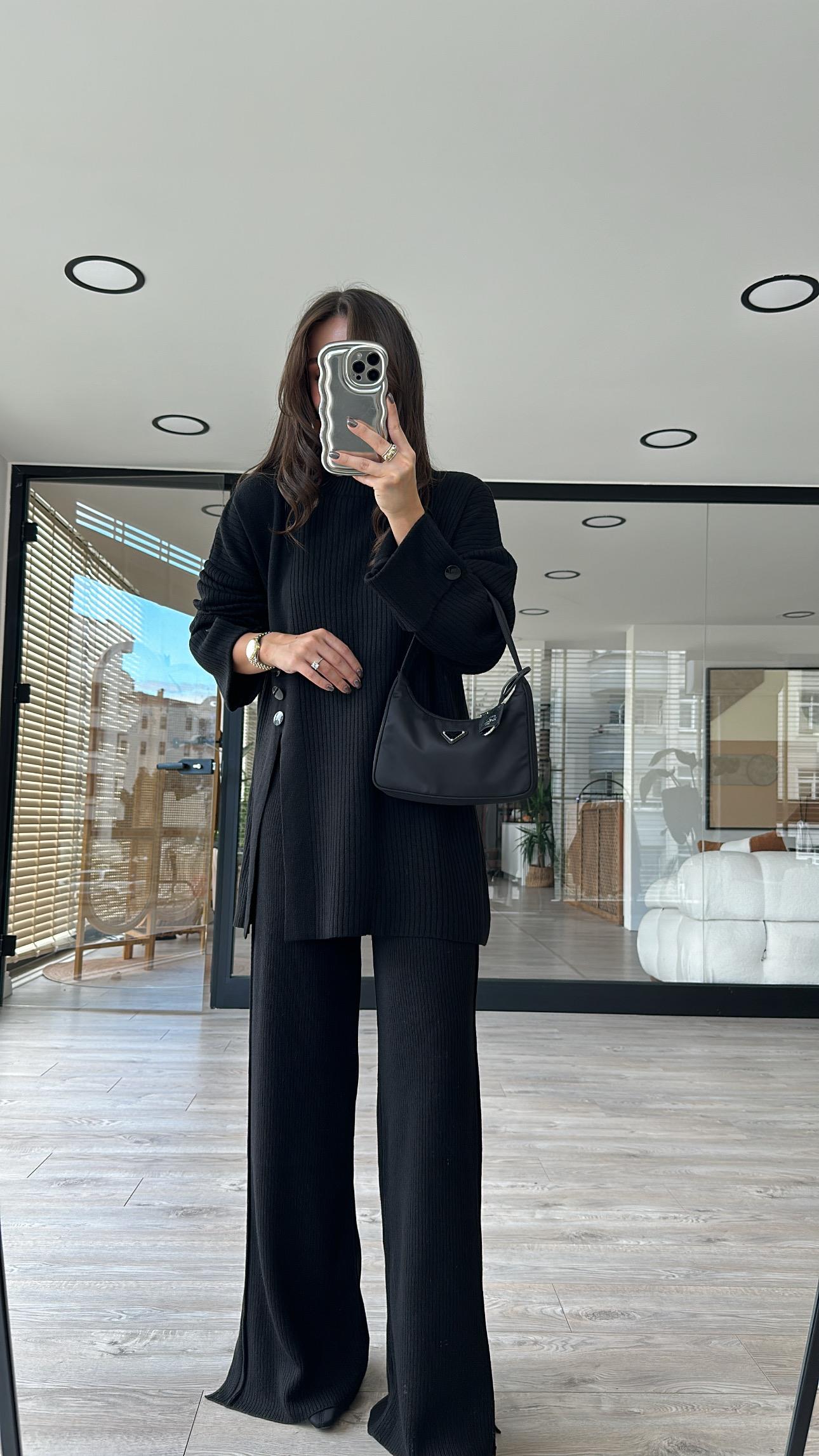 Siyah Üç Düğmeli Yırtmaçlı Triko Takım