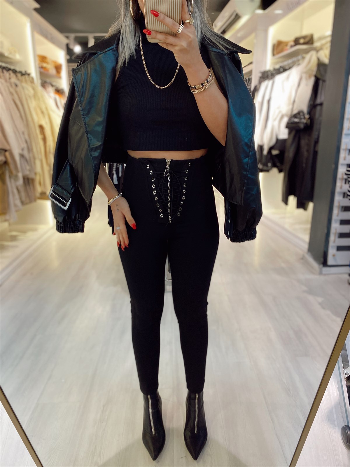 Siyah V Bağcıklı Fermuarlı Tayt