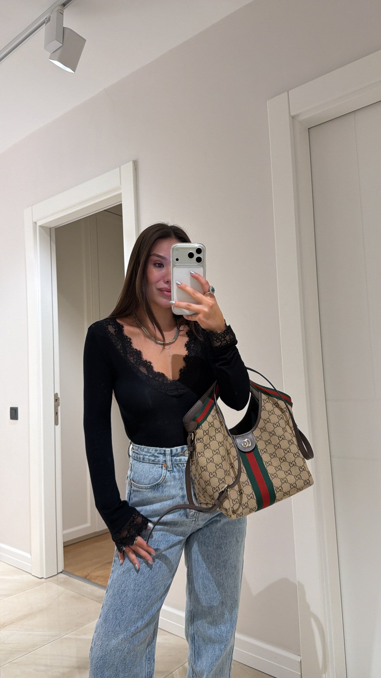Siyah V Yaka Dantel Detaylı Marka Model Bluz