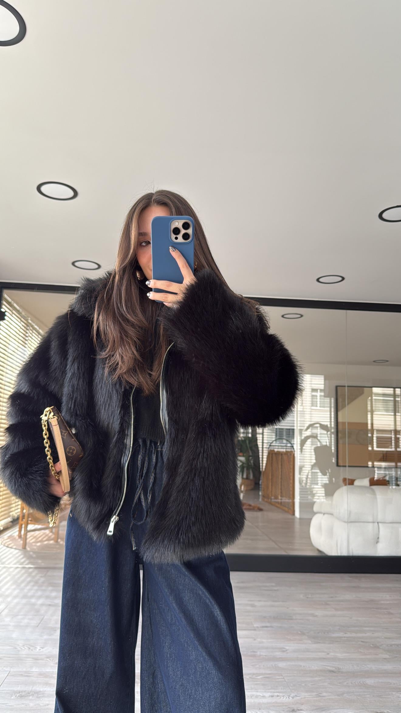 Siyah Yaka Detaylı Fermuarlı Marka Model Kürk