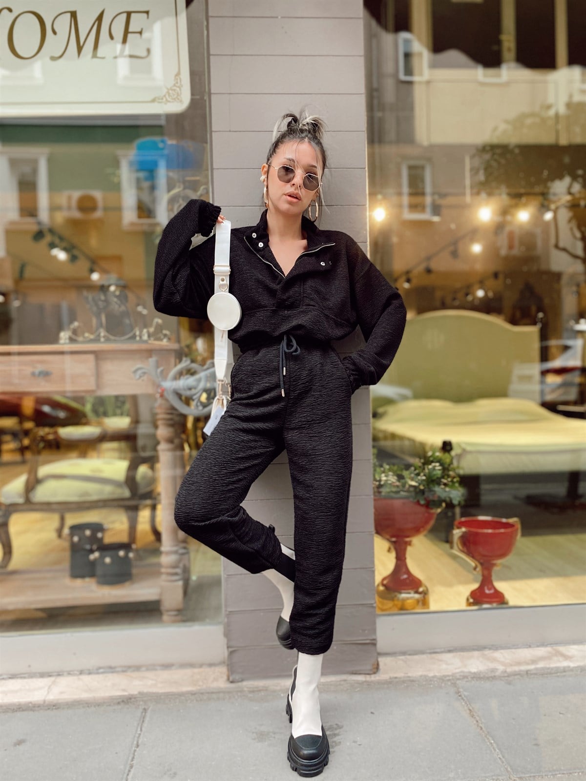 Siyah Yaka Detaylı Takım