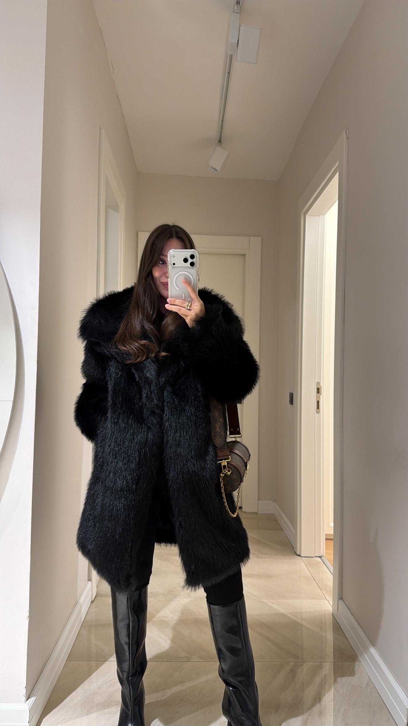 Siyah Yakalı Uzun Kürk