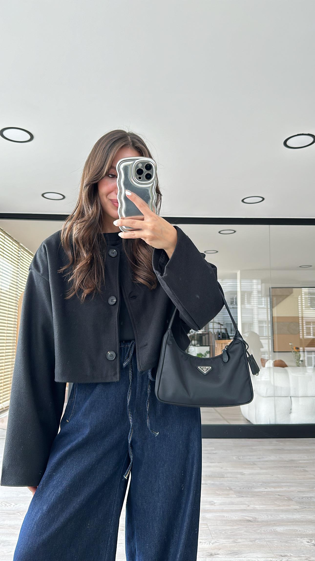 Siyah Yan Düğme Detaylı Marka Model Crop Kaşe Ceket