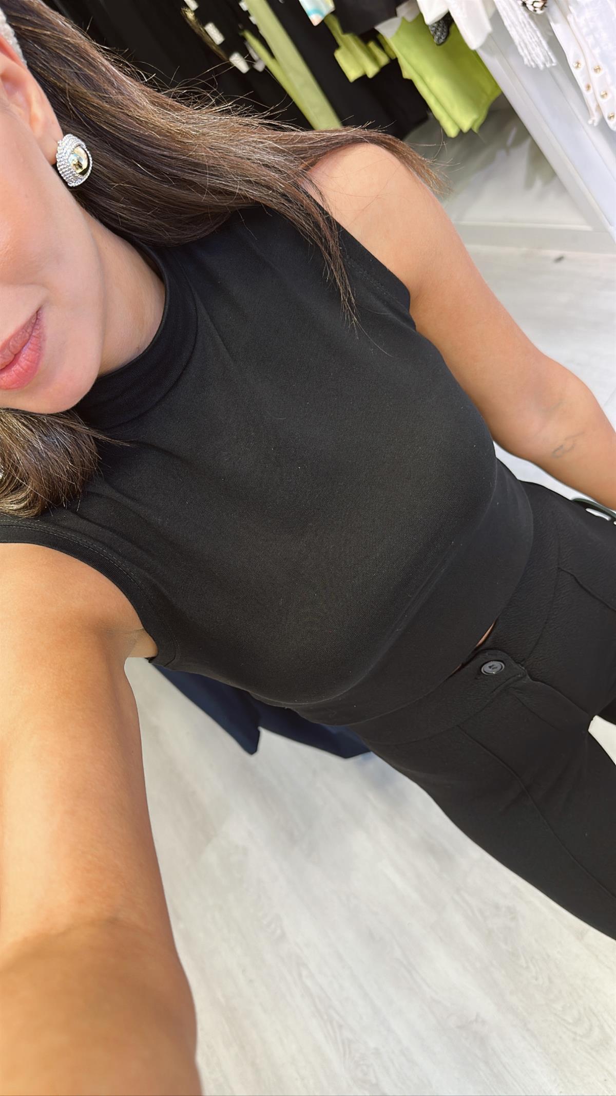 Siyah Yarım Balıkçı Yaka Kolsuz Bluz