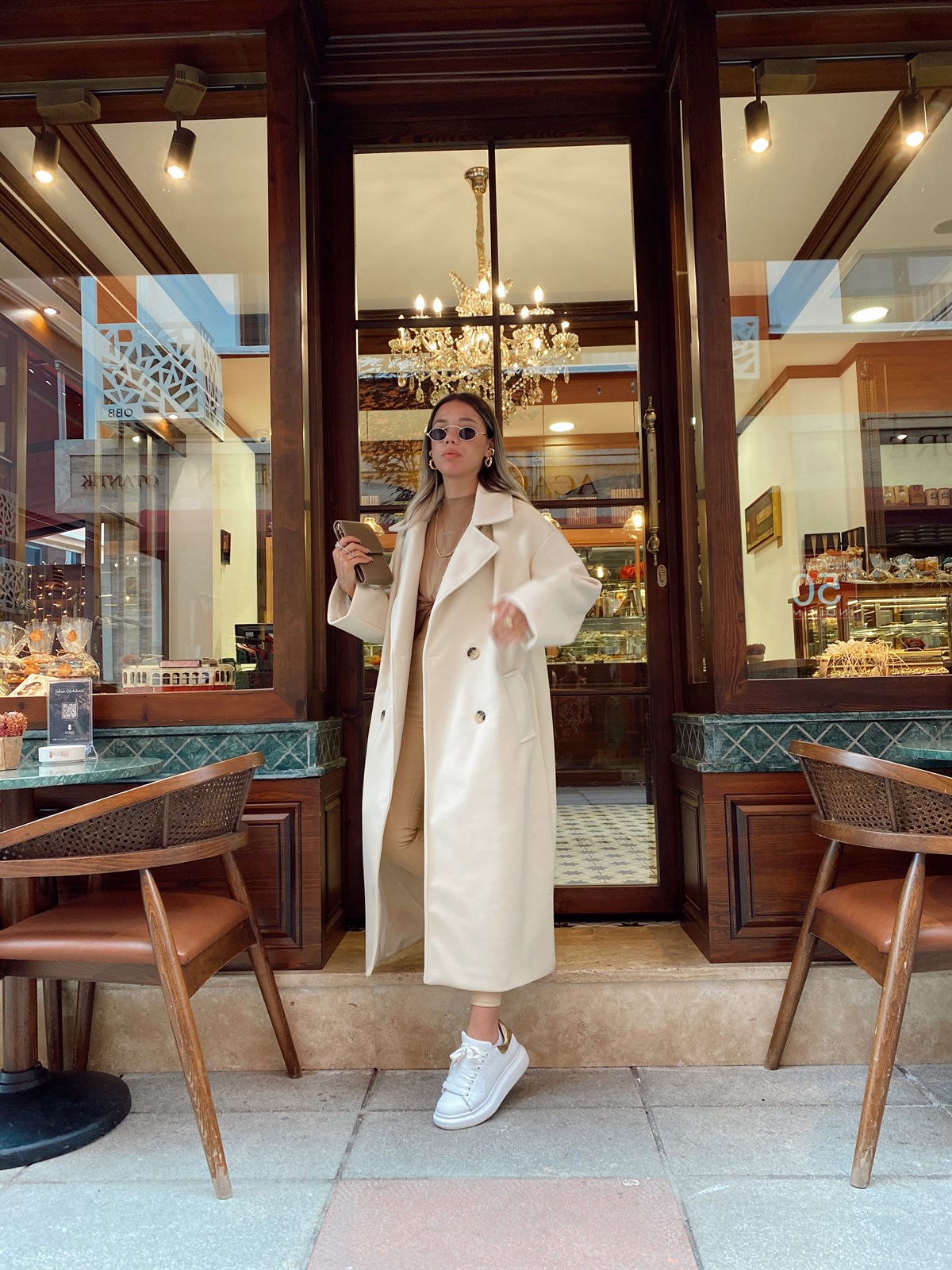 Taş Duğmeli Cep Detaylı Uzun Kaşe Kaban 