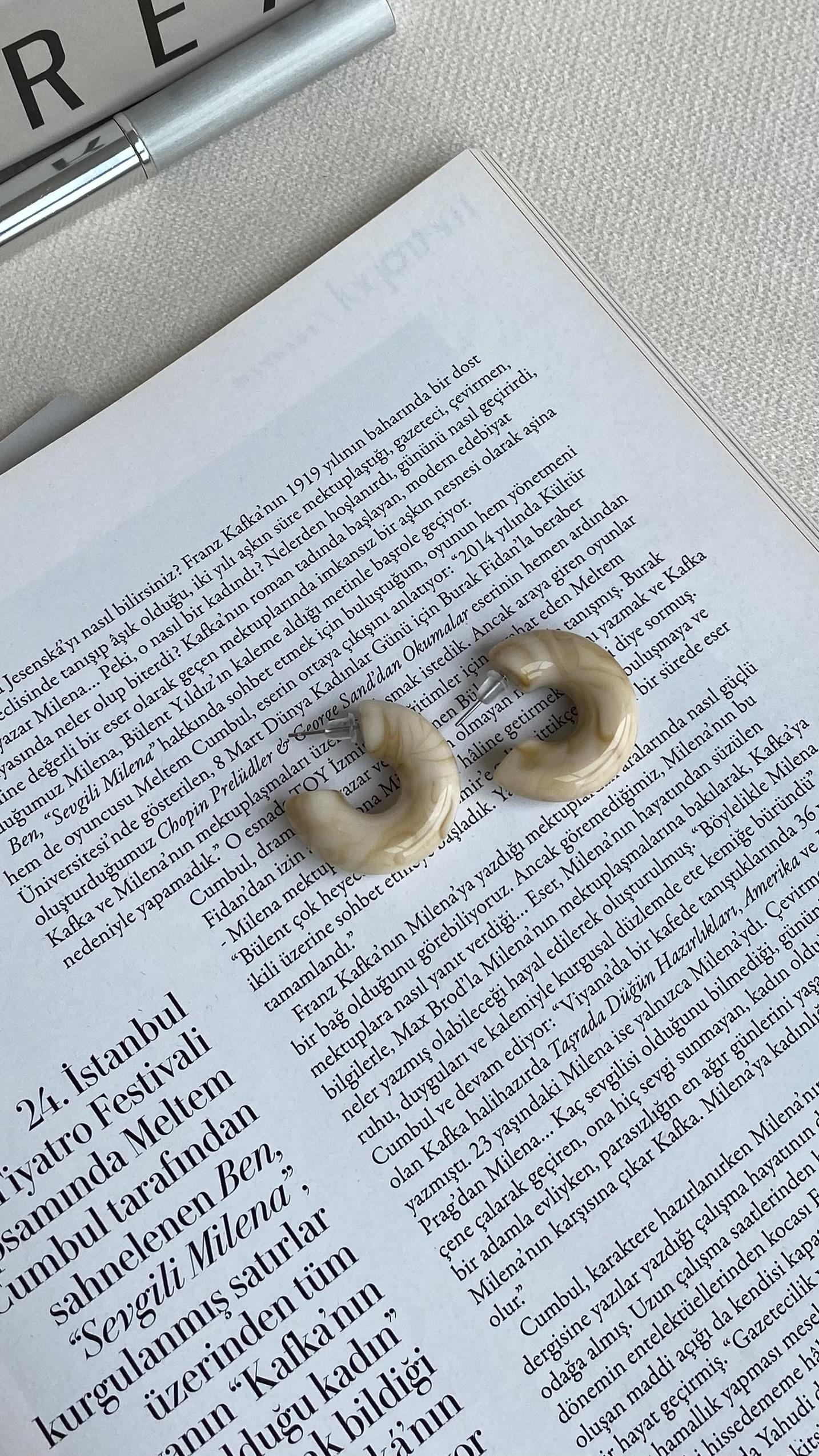 Taş Renk C Şekli Küpe