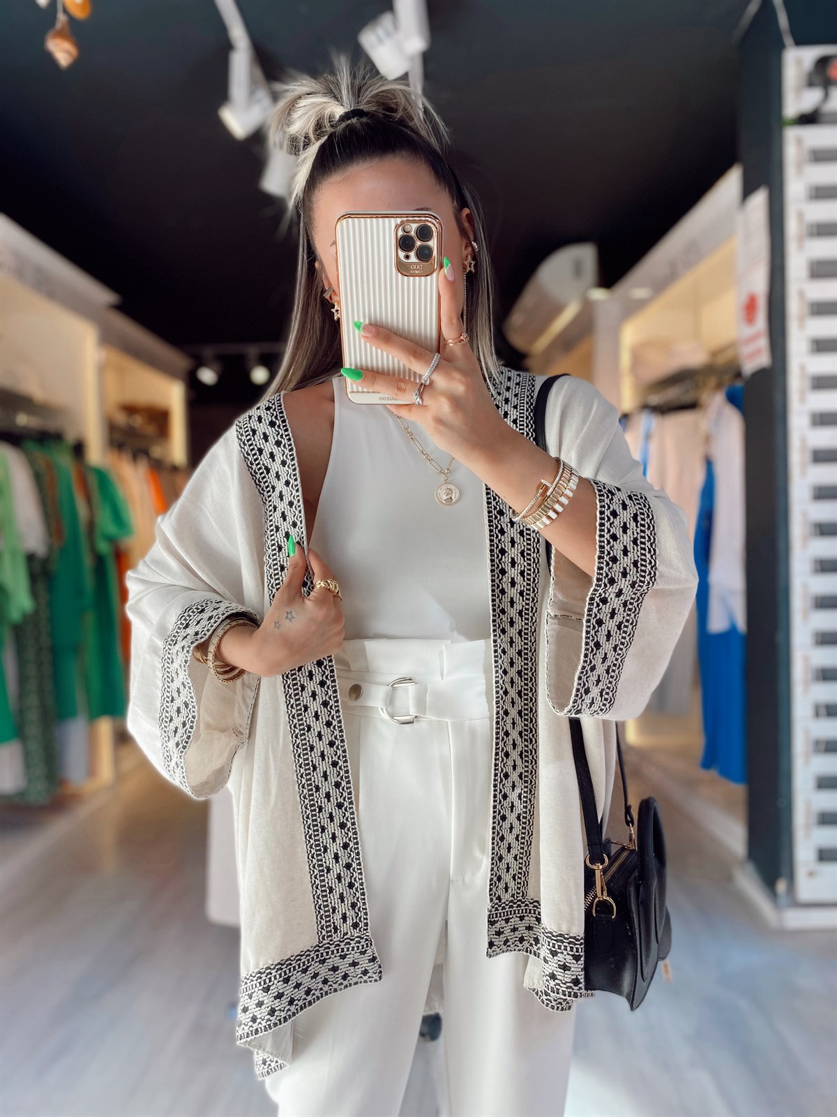 Taş Renk Kol ve Yaka İşlemeli Kısa Kimono