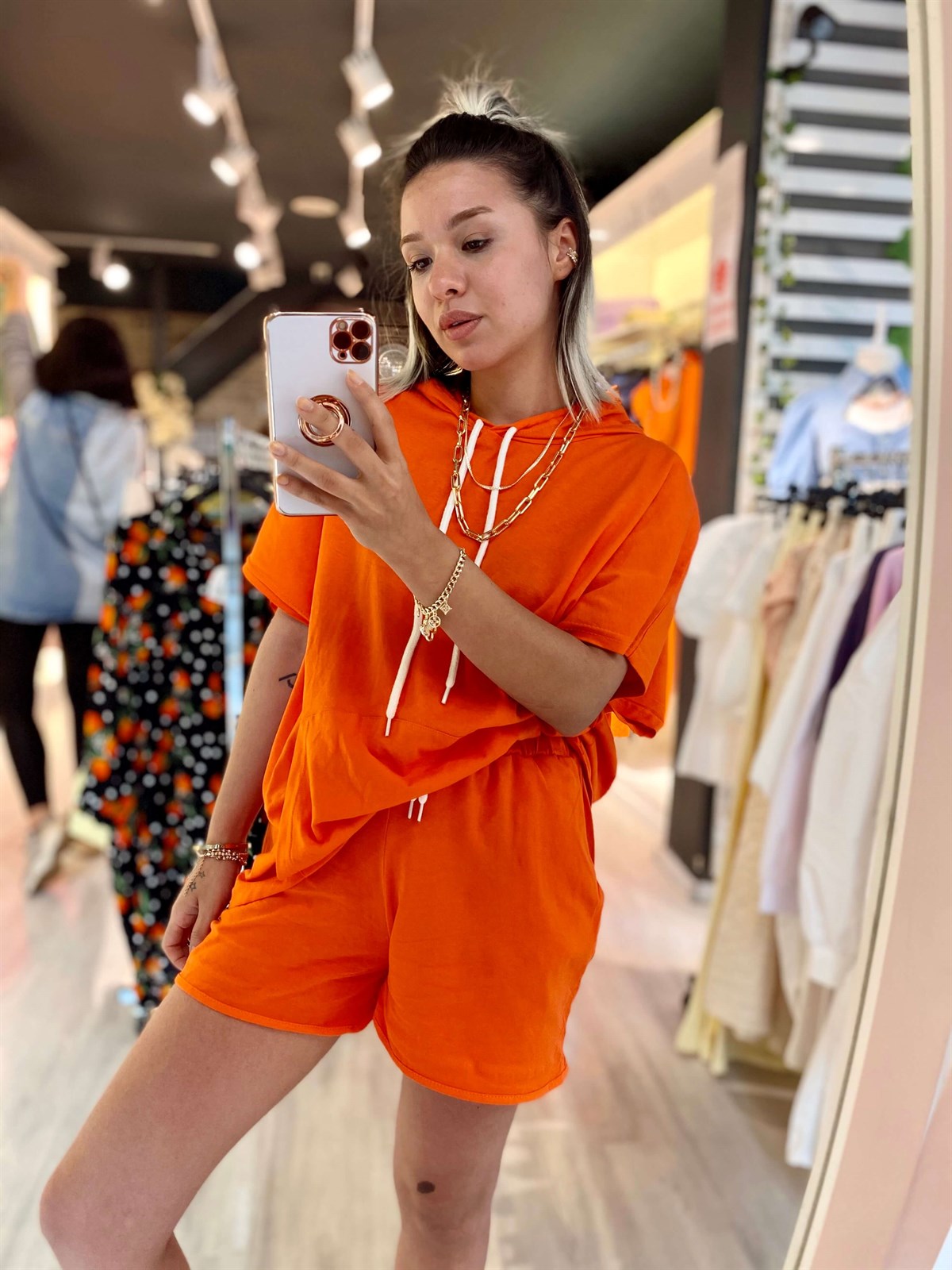 Turuncu Kapşonlu Cep Detaylı Şortlu Takım