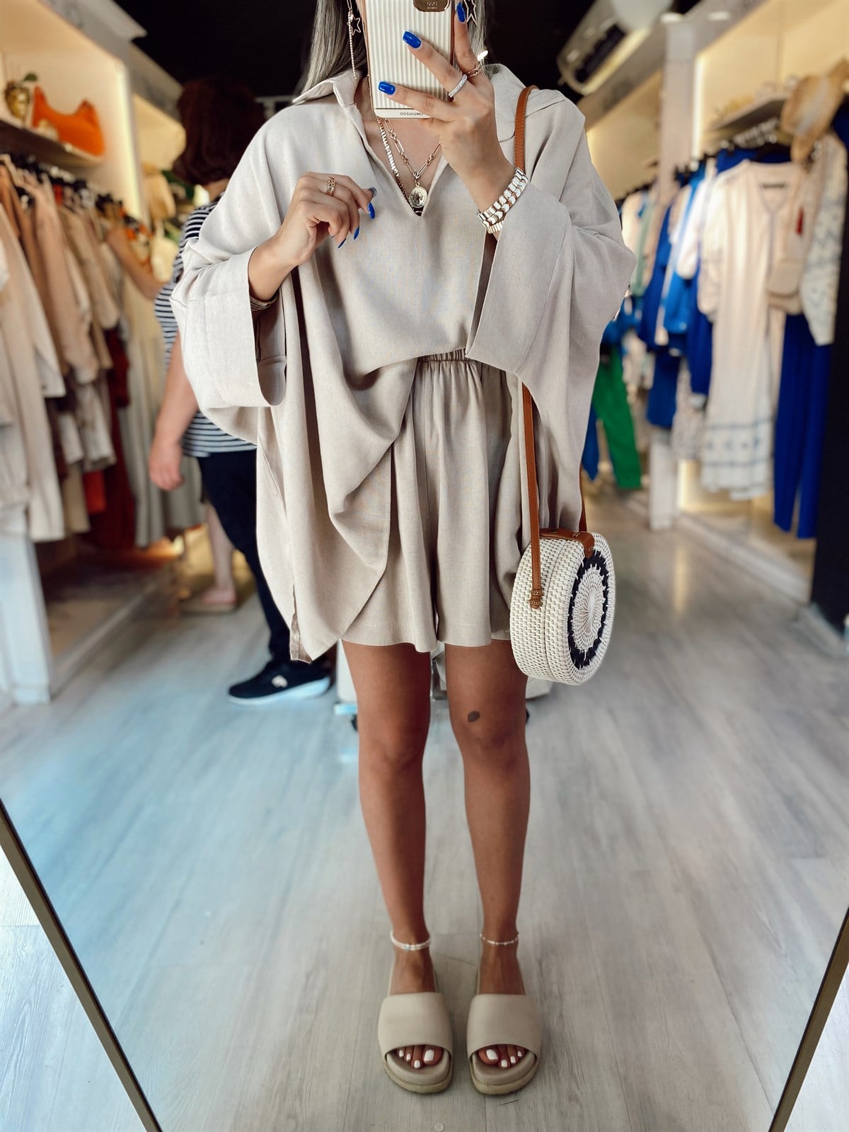 Vizon V Yaka Rahat Kesim Keten Şortlu Takım