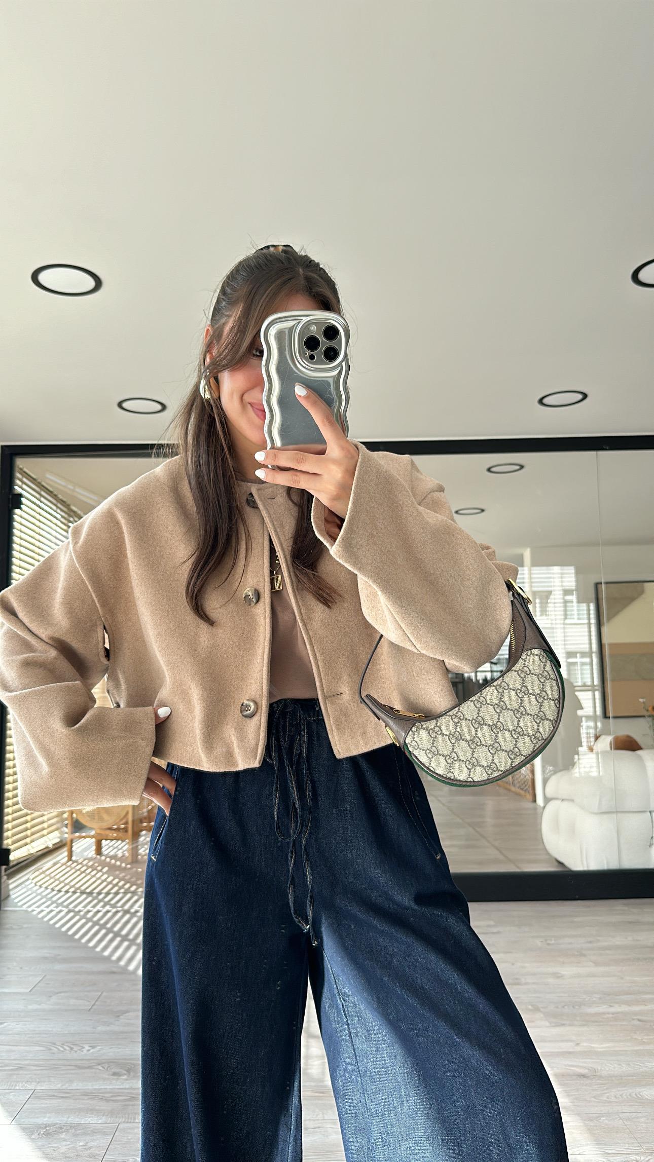 Vizon Yan Düğme Detaylı Marka Model Crop Kaşe Ceket