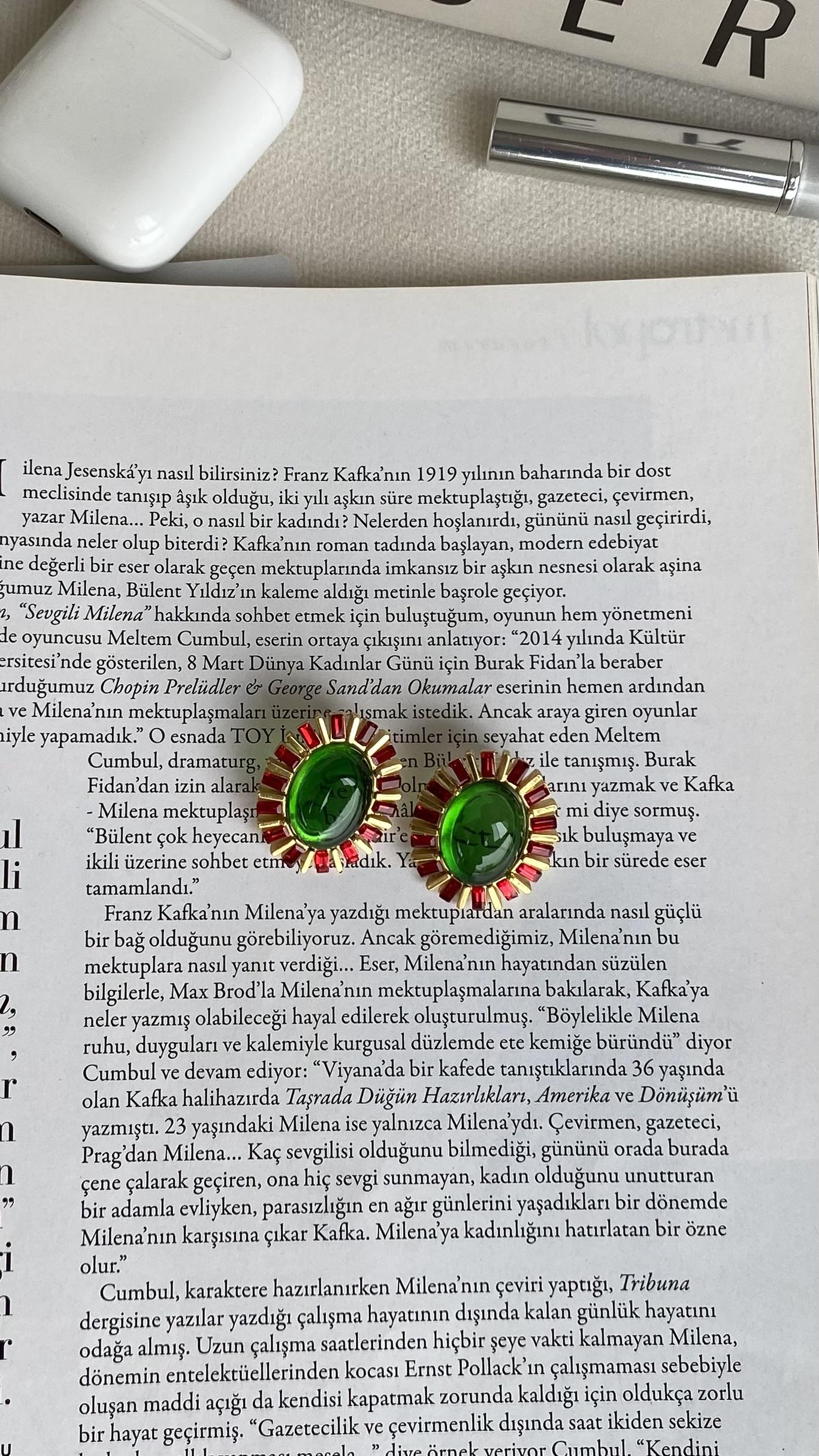 Yeşil Kırmızı Taşlı Oval Küpe